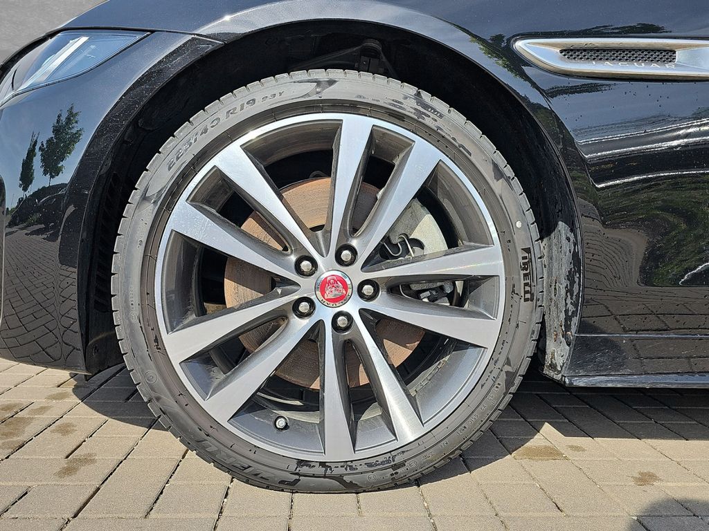 Jaguar XE P300 AWD R-Dynamic SE