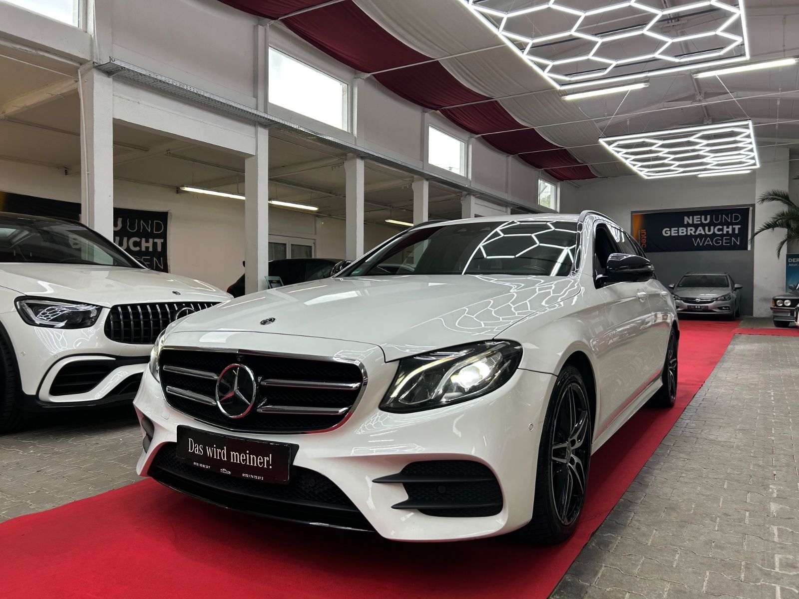 MERCEDES-BENZ E 220 d T AMG*HUD*360°*STANDHZG*ACC*AHK*AMBIEN