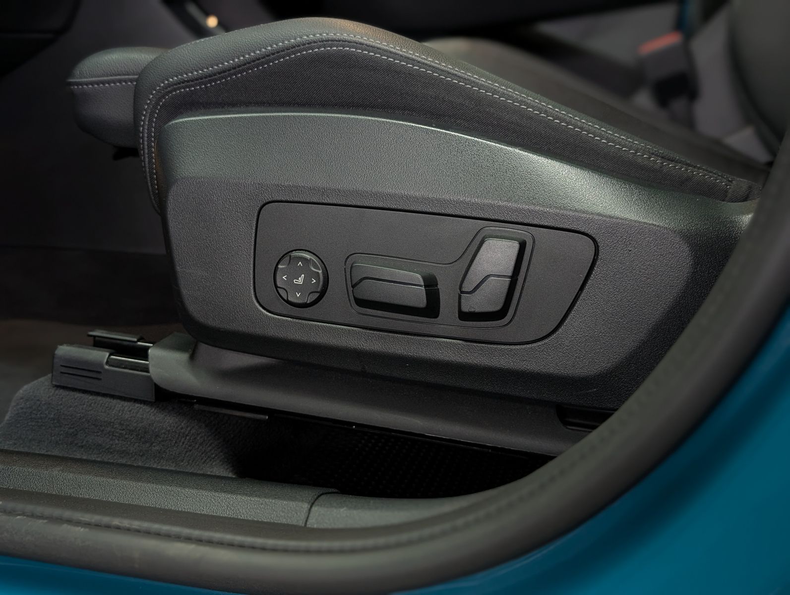 Fahrzeugabbildung BMW X1 20i M Sport Shadow H&K AHK PANO HUD 360° 20"