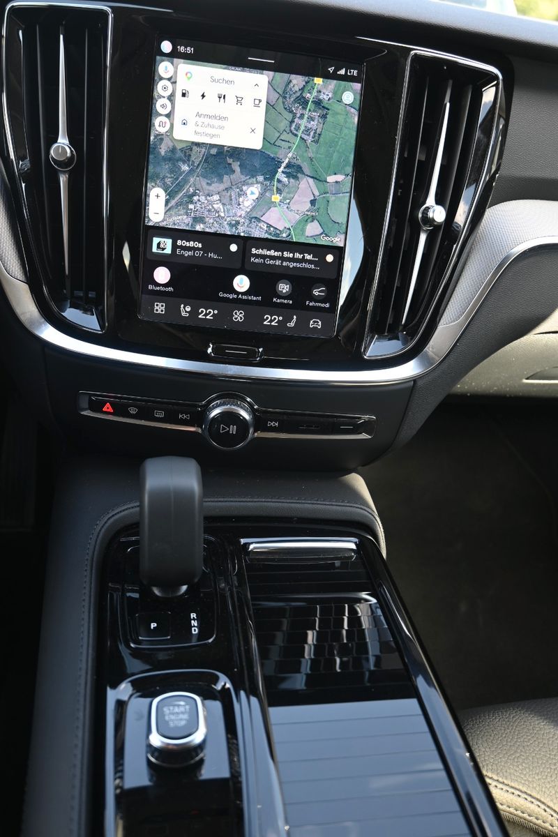 Fahrzeugabbildung Volvo V60 T6 Plus Dark AWD*AHK*Elekt.Sitze*75KM RW*