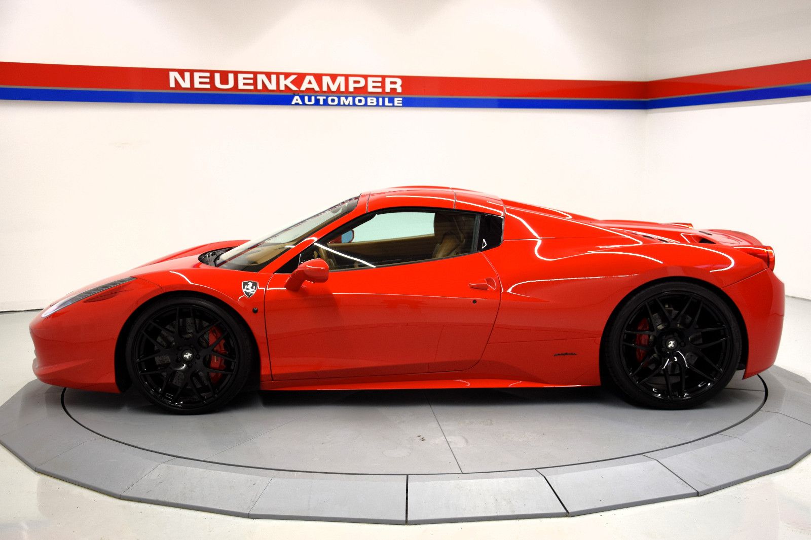 Fahrzeugabbildung Ferrari 458 Spider Carbon-Interior Rosso Corsa / Braun