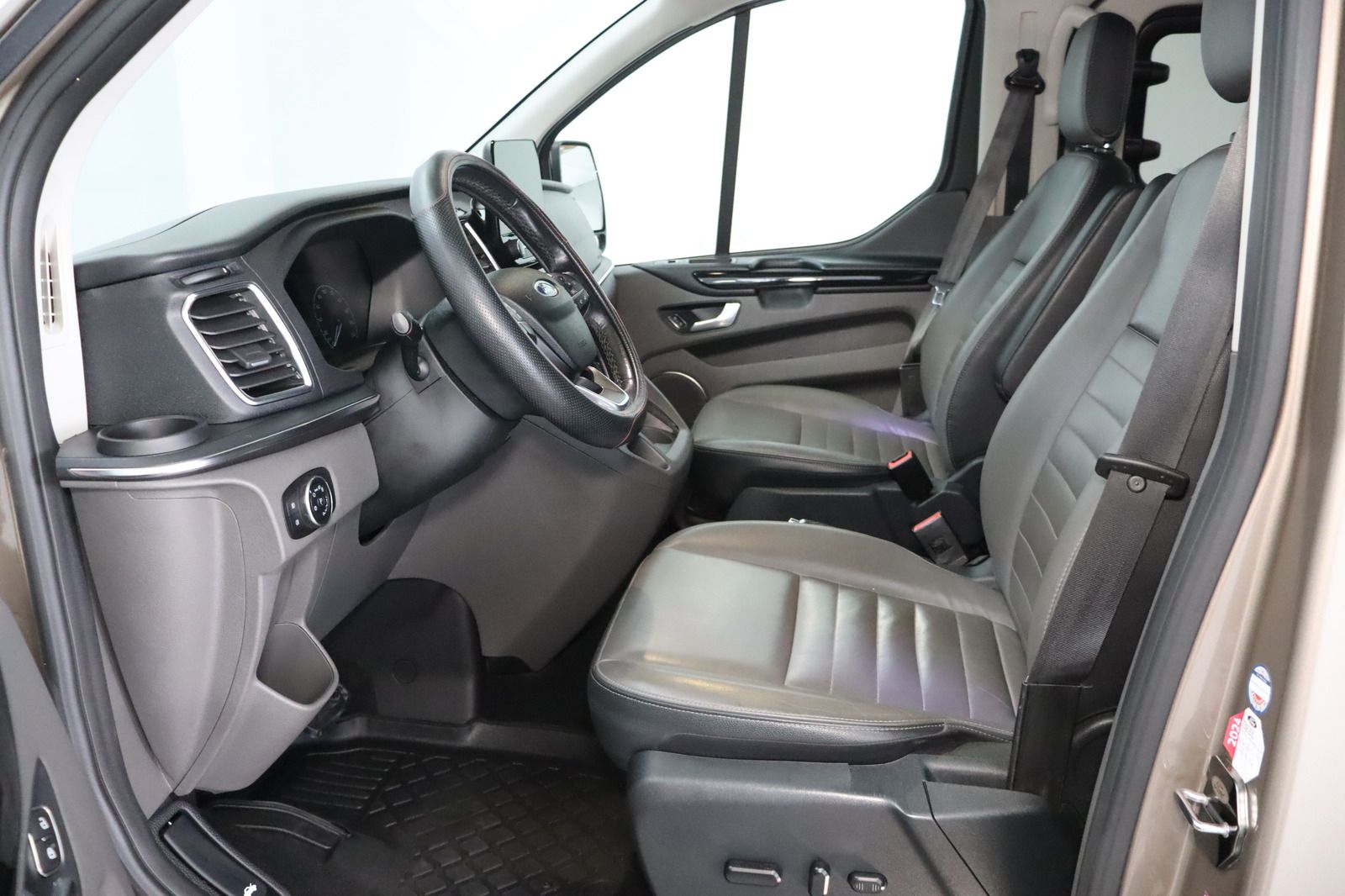 Fahrzeugabbildung Ford Tourneo Custom 2.0 L2 Lang Titanium Black Series