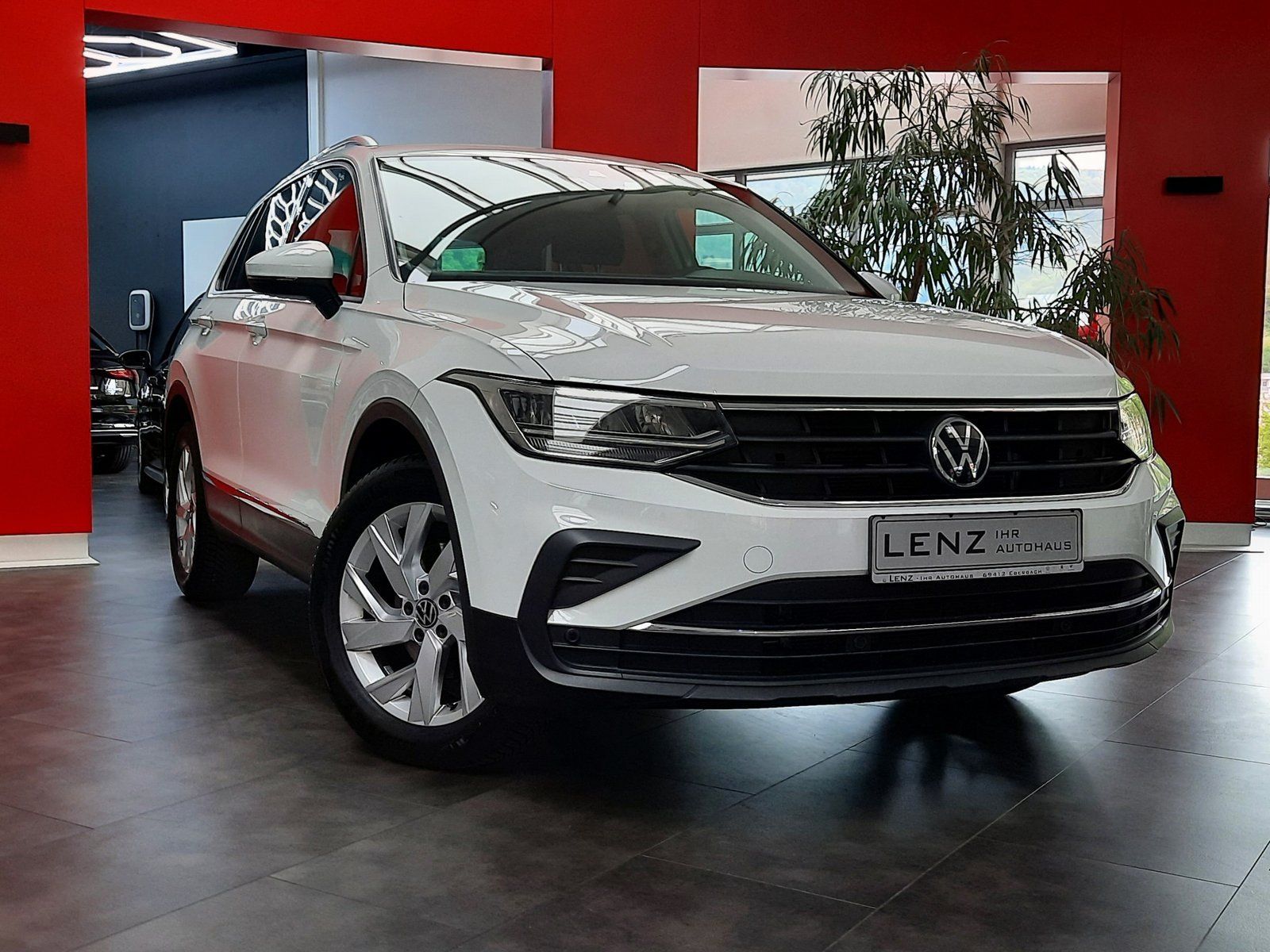 Fahrzeugabbildung Volkswagen Tiguan Active TSI *Navi*Cam*LED*PDC*Sitzhzg*ACC*