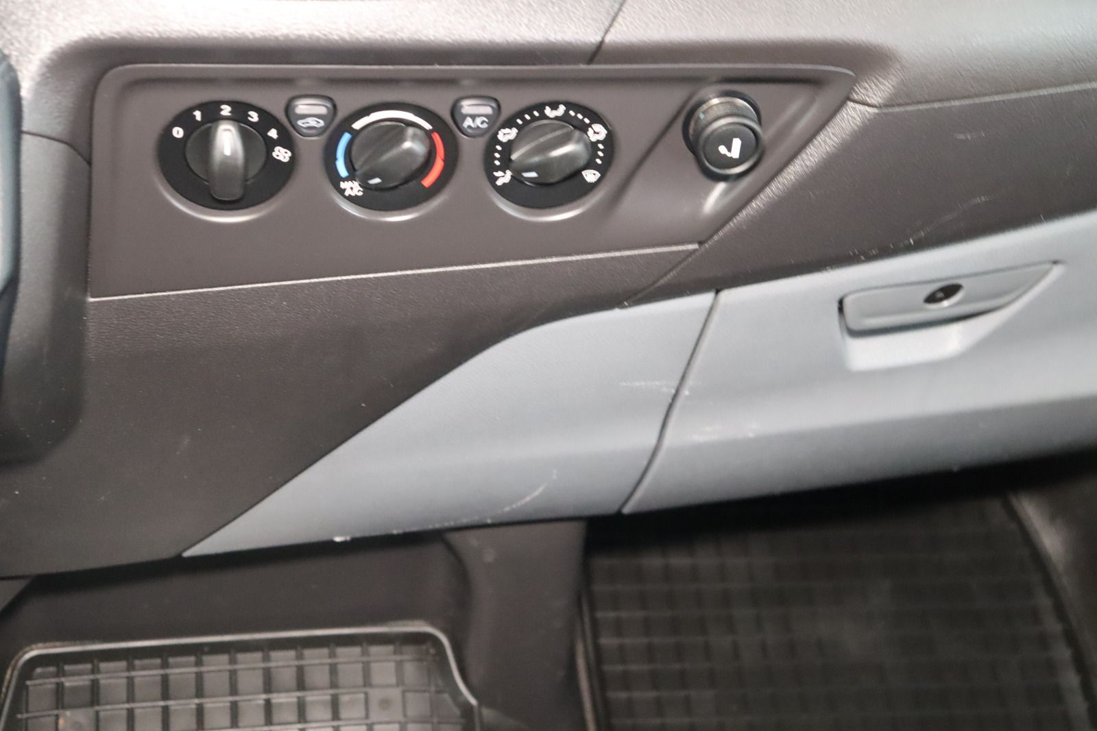 Fahrzeugabbildung Ford Transit Custom Kombi 310 L1 H1 Trend 2.0 EcoBlue