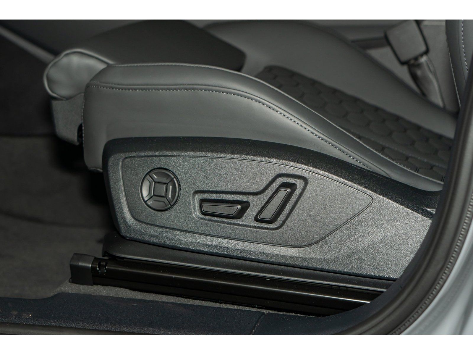 Fahrzeugabbildung Audi RS Q3 SB Essential Garantie`28 im Kundenauftrag