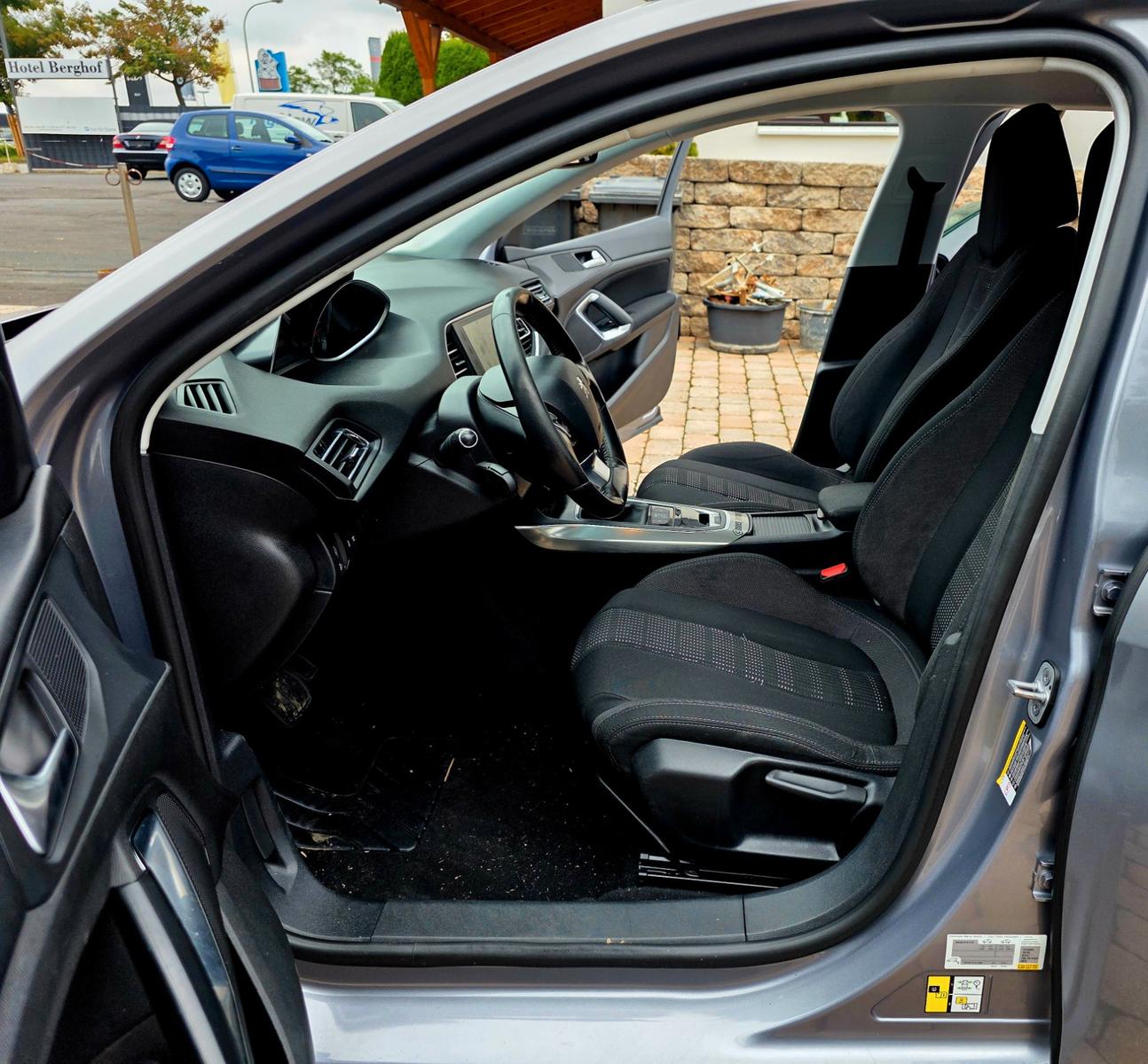 Peugeot 308 2015 — photo 18
