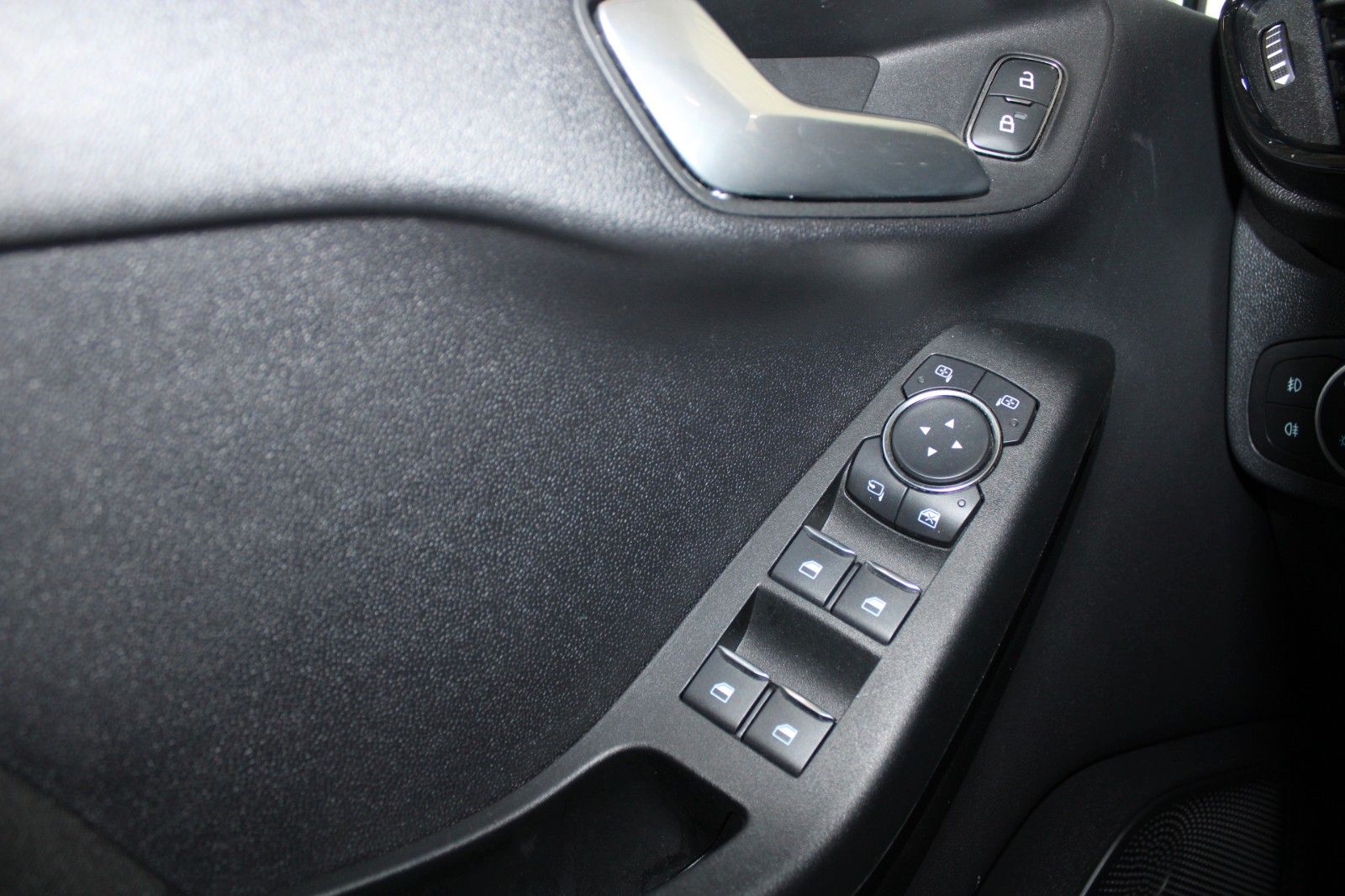 Fahrzeugabbildung Ford Fiesta 1,5 TDCi Cool & Connect 5-trg NAVI LED