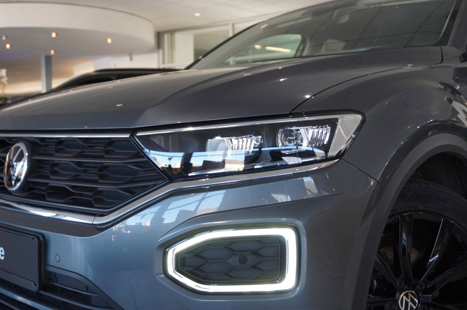 Fahrzeugabbildung Volkswagen T-Roc 1.5 TSI R-LINE SPORT NAVI/LED/KAMERA/VIRT.