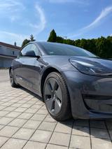 Tesla Model 3 Standard Range Plus Hinterradantrieb RWD - silberne Tesla Model 3