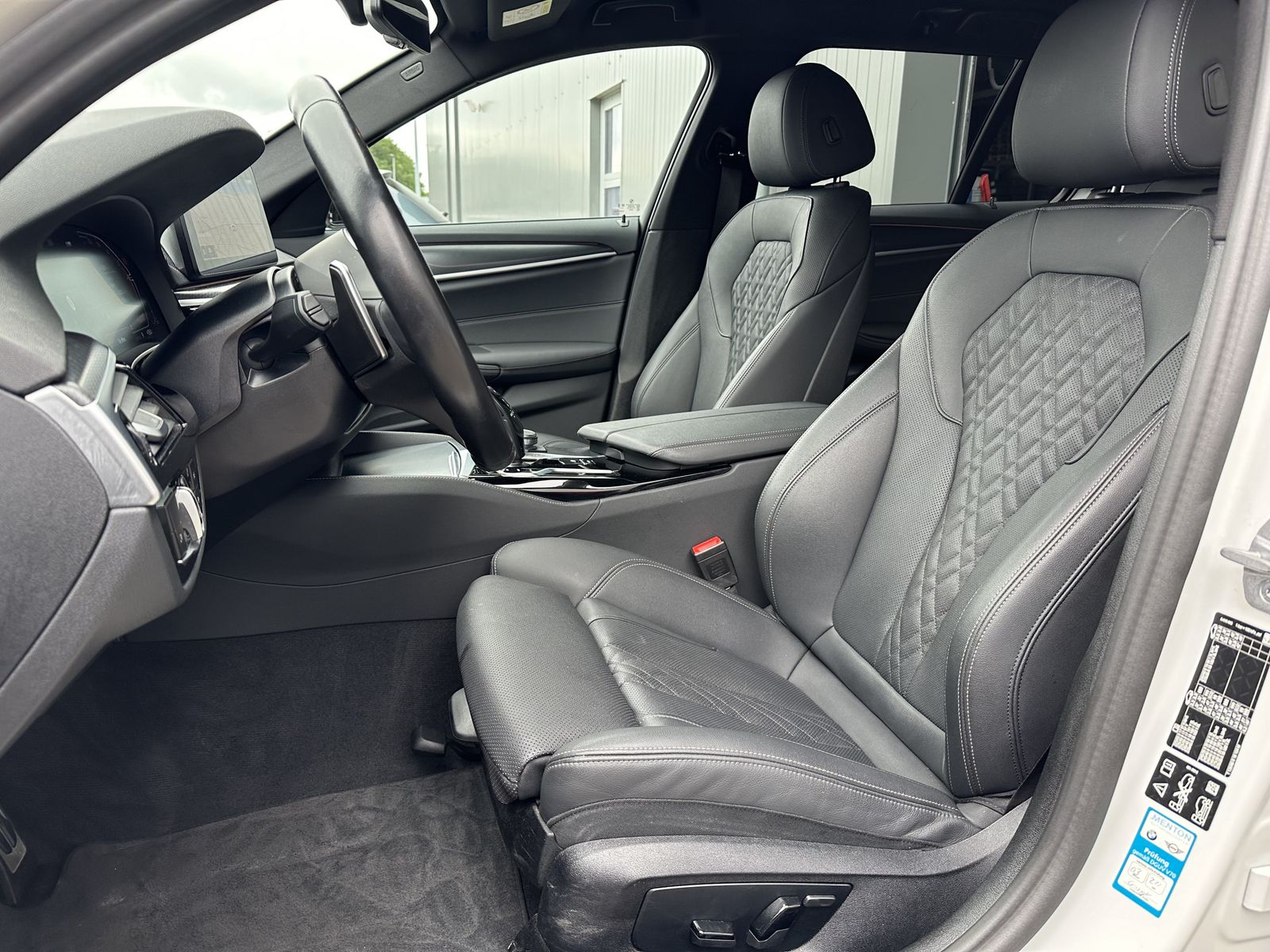 Fahrzeugabbildung BMW 520d Touring xDrive M-Sport NAV+LED+AHK+KAMERA