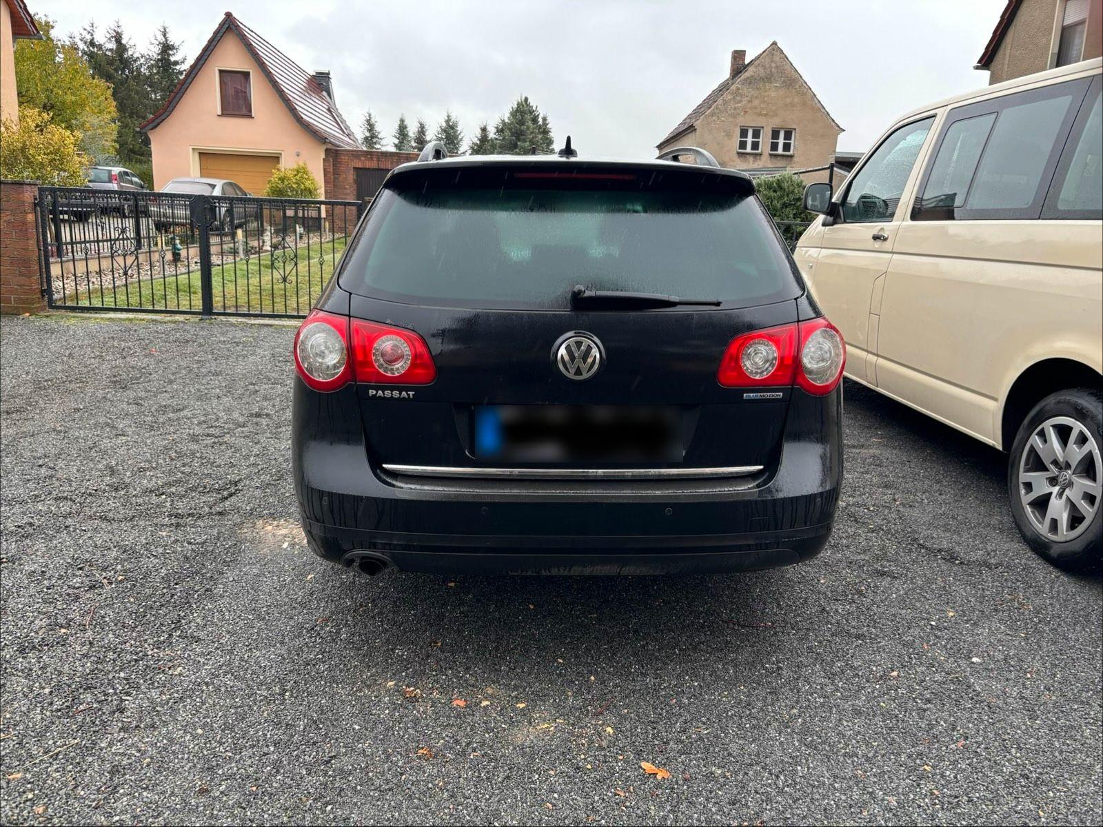 Volkswagen Passat 2010 — rear view