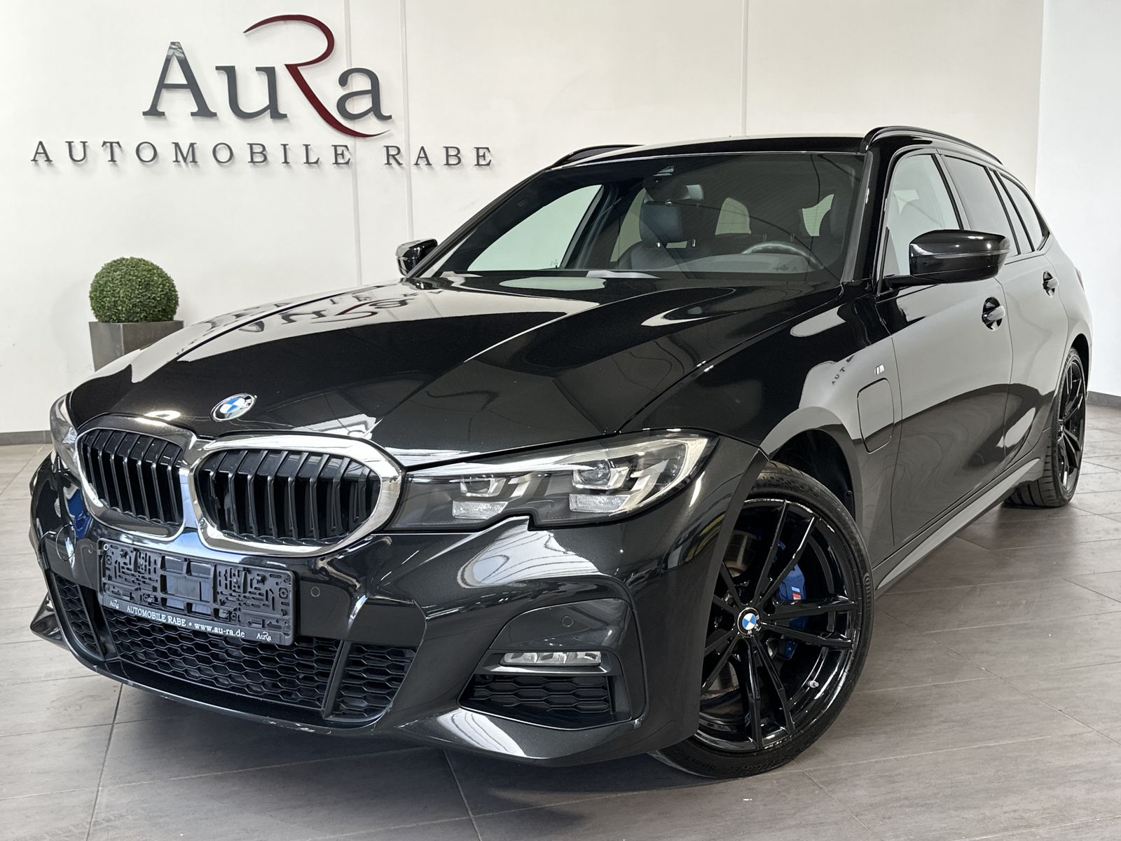 Fahrzeugabbildung BMW 330e Touring M-Sport NAV+LED+AHK+H&K+19ZOLL+1HD
