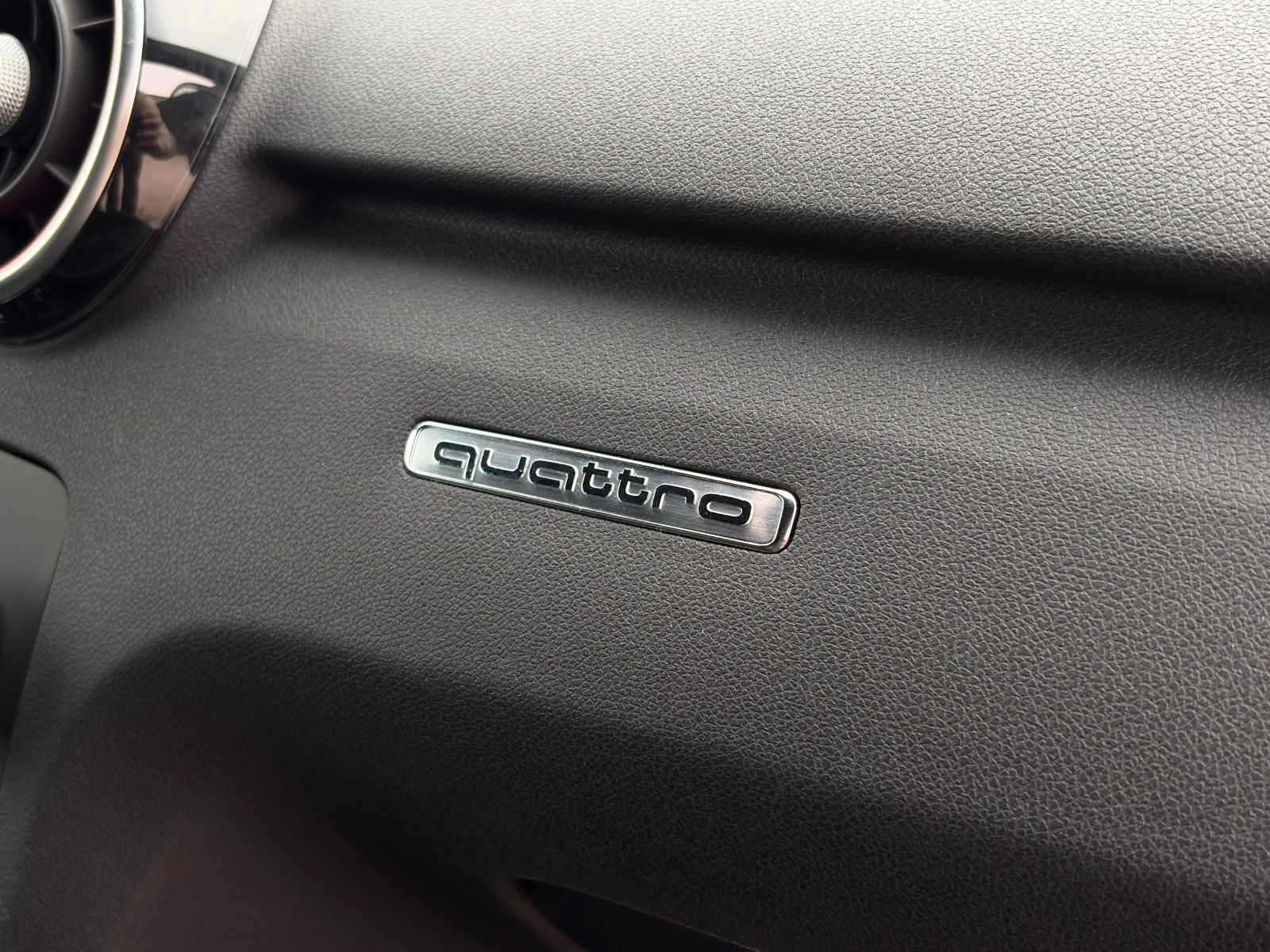 Fahrzeugabbildung Audi S1 2.0 TFSI quattro SHZ PDC Navi Leder Ambiente