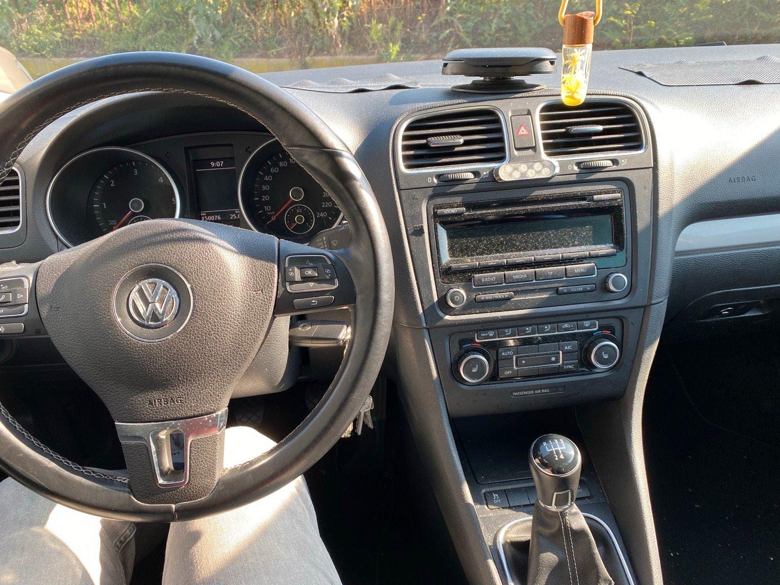 Volkswagen Golf 2012 — interior