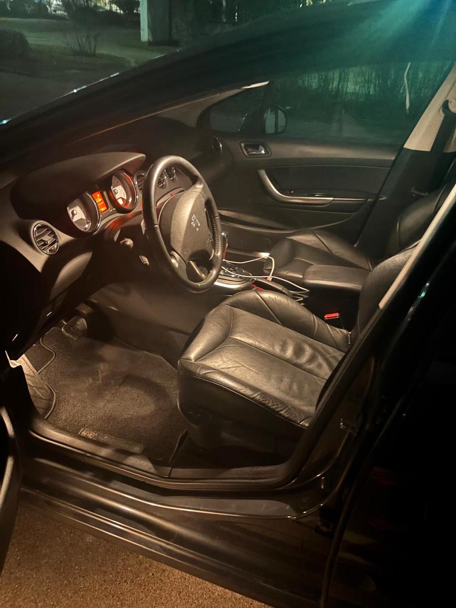 Peugeot 308 2010 — interior