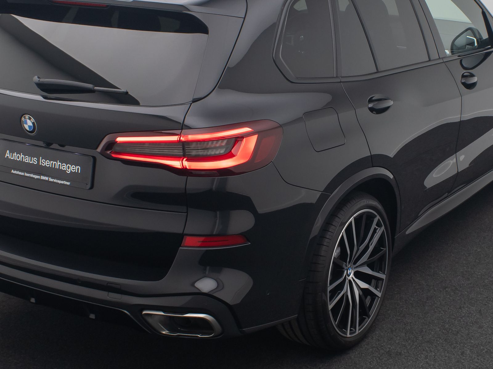 Fahrzeugabbildung BMW X5 M50i 360&deg; HUD Laser SoftCl DispKey Panorama