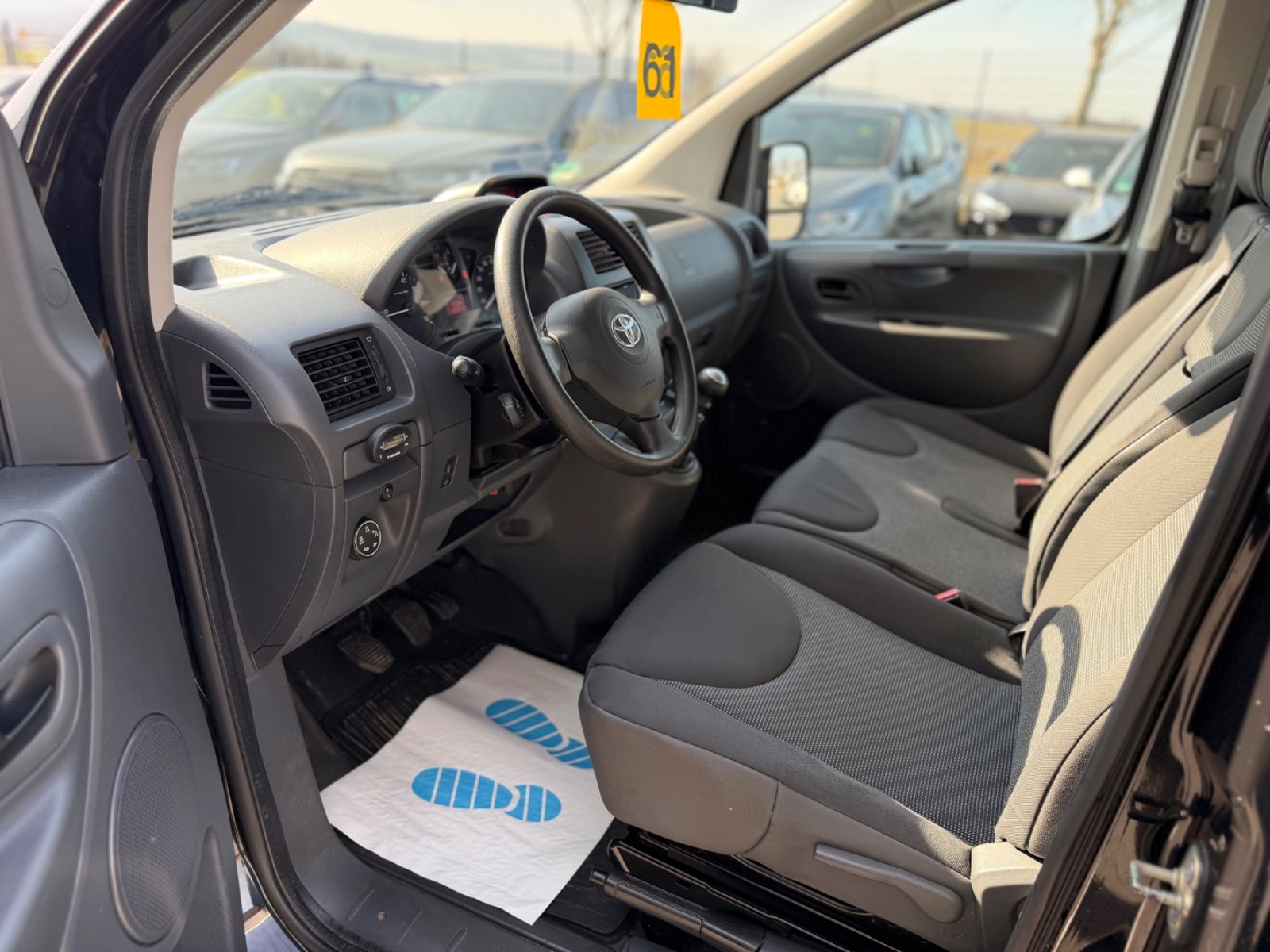 Proace L2H1 Comfort 2.0 6-Sitzer Rollstuhl Rampe