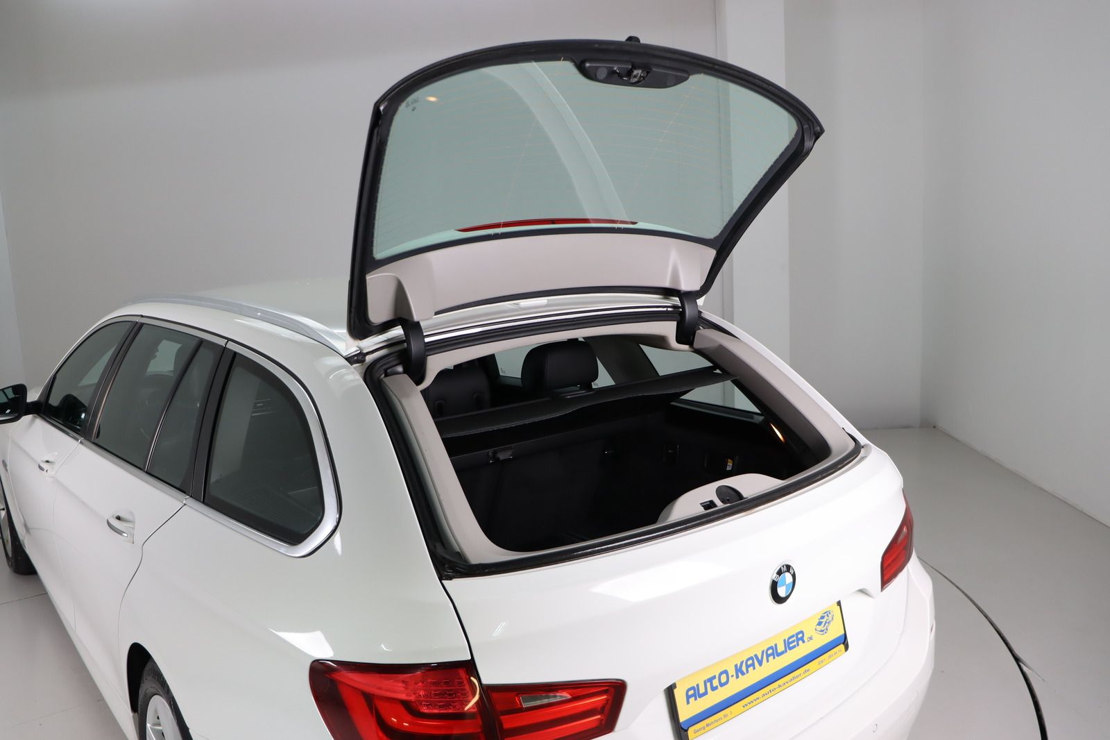 Fahrzeugabbildung BMW 525 d Touring * Navi * Bi-Xenon * Keyless *