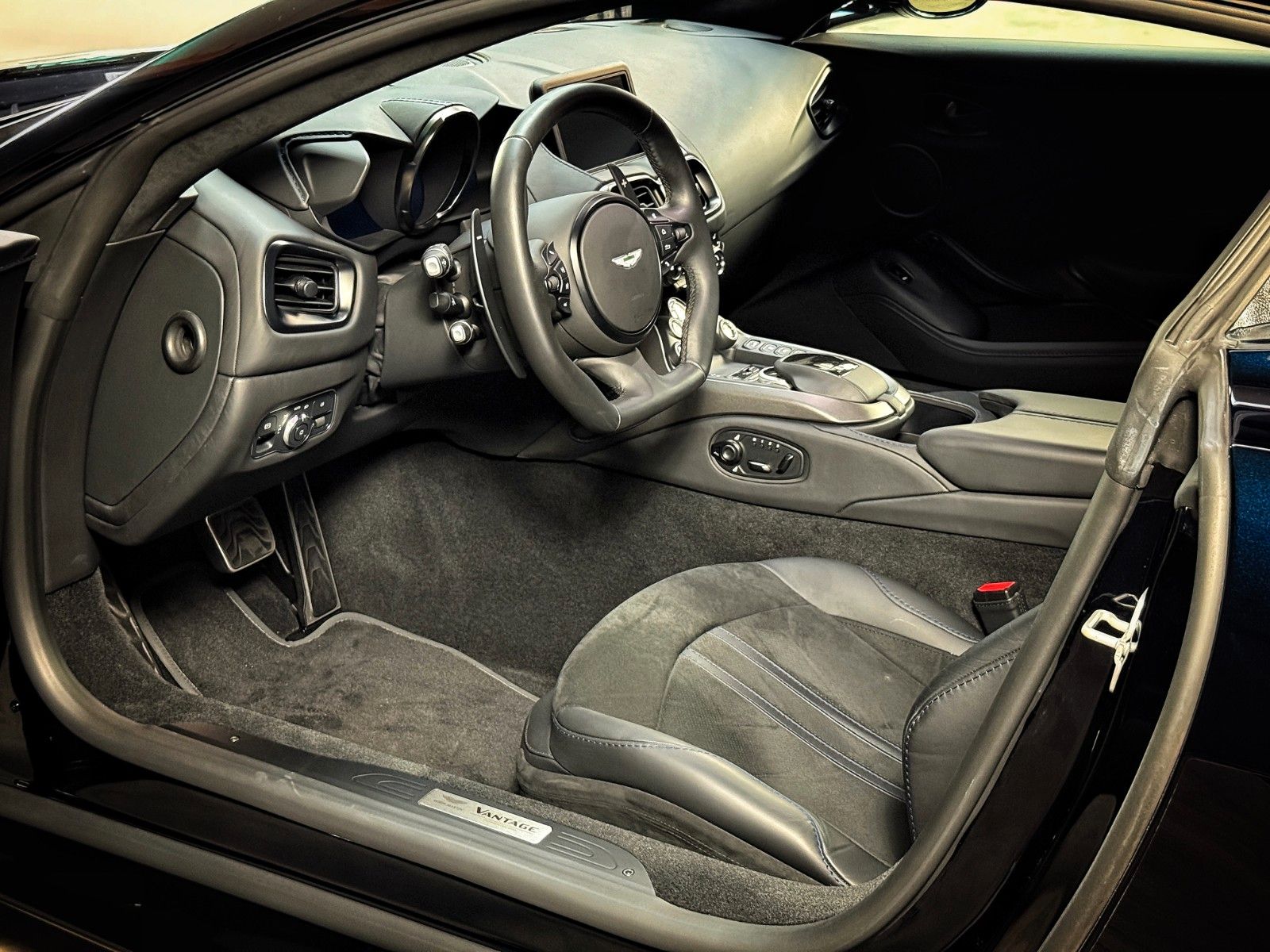 Fahrzeugabbildung Aston Martin V8 Vantage