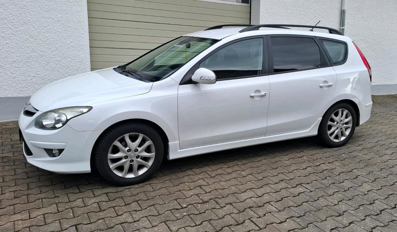 Hyundai i30 2011 — rear view