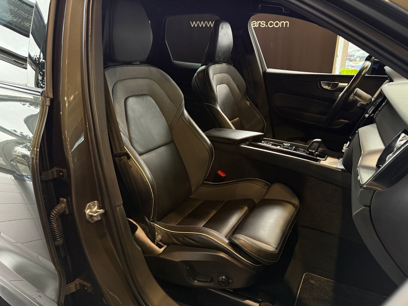 Fahrzeugabbildung Volvo XC60 R Design AWD AHK LED NAVI