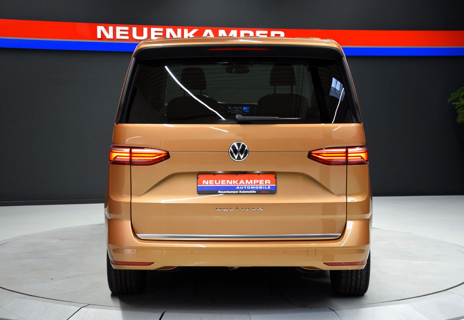 Fahrzeugabbildung Volkswagen T7 Multivan Style 7-Sitze HuD AHK Alcantara LED
