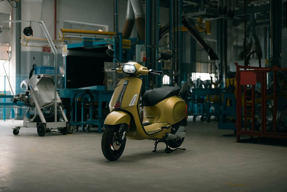 Vespa Sprint 125 S grün gratis Topcase  + Helm