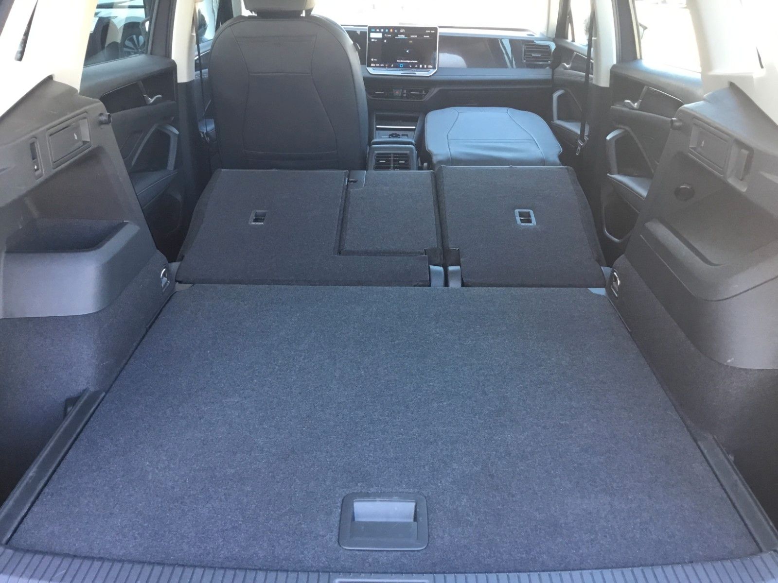 Fahrzeugabbildung Volkswagen Tiguan 1.5 eTSI DSG Life+AHK+LED+17"+Navi+Kamera