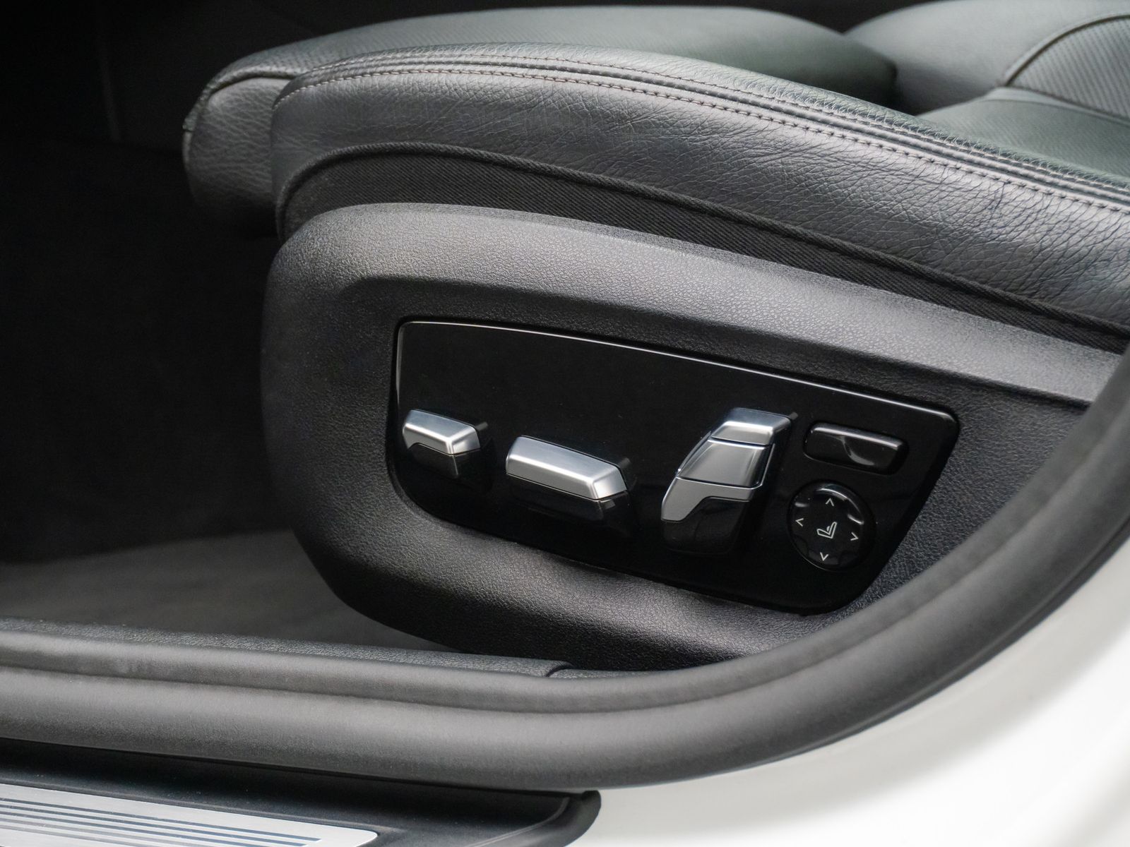 Fahrzeugabbildung BMW 540i xD M Sport 360°Memory DAB AHK Belüftung H/K