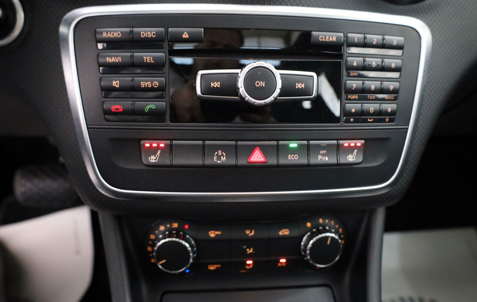 Fahrzeugabbildung Mercedes-Benz A 180 Urban T.Leder,Navi,Xenon,Panorama,SH,PDC
