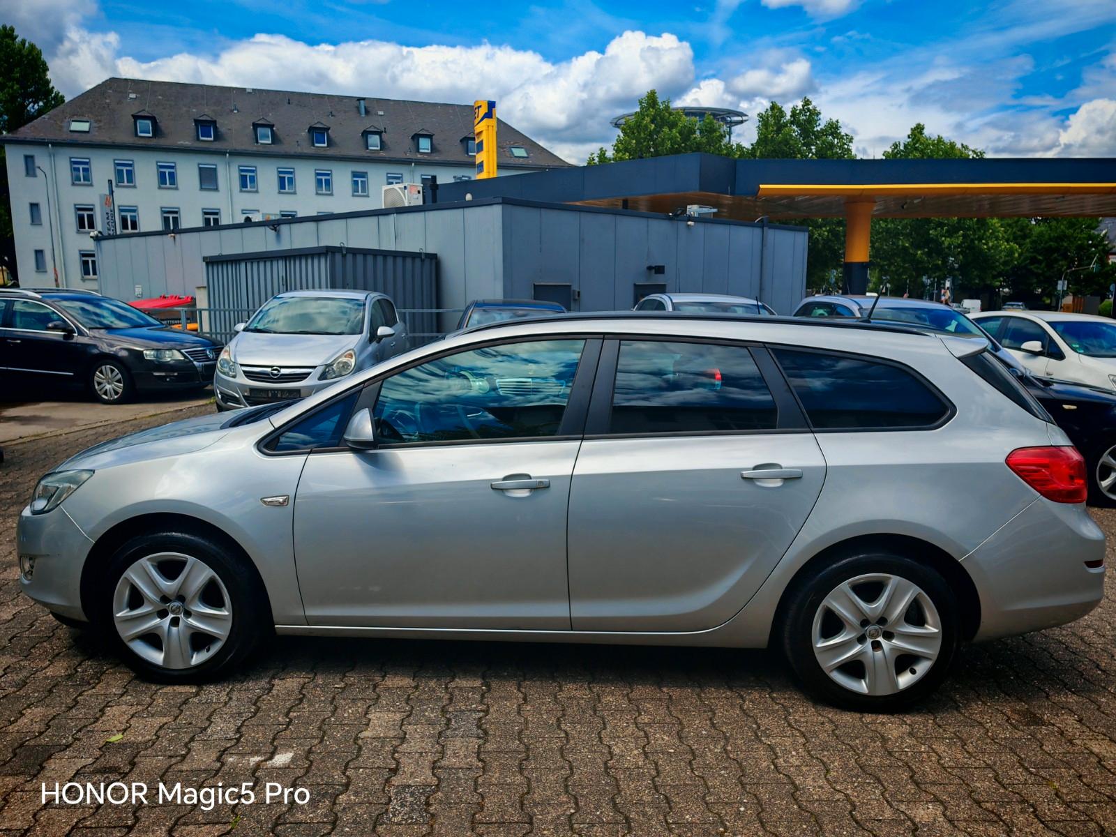 Opel Astra 2011 — photo 7