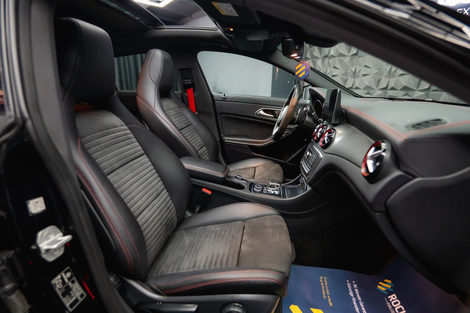 Fahrzeugabbildung Mercedes-Benz CLA 45 AMG 4Matic Performance Night *Pano*LED*