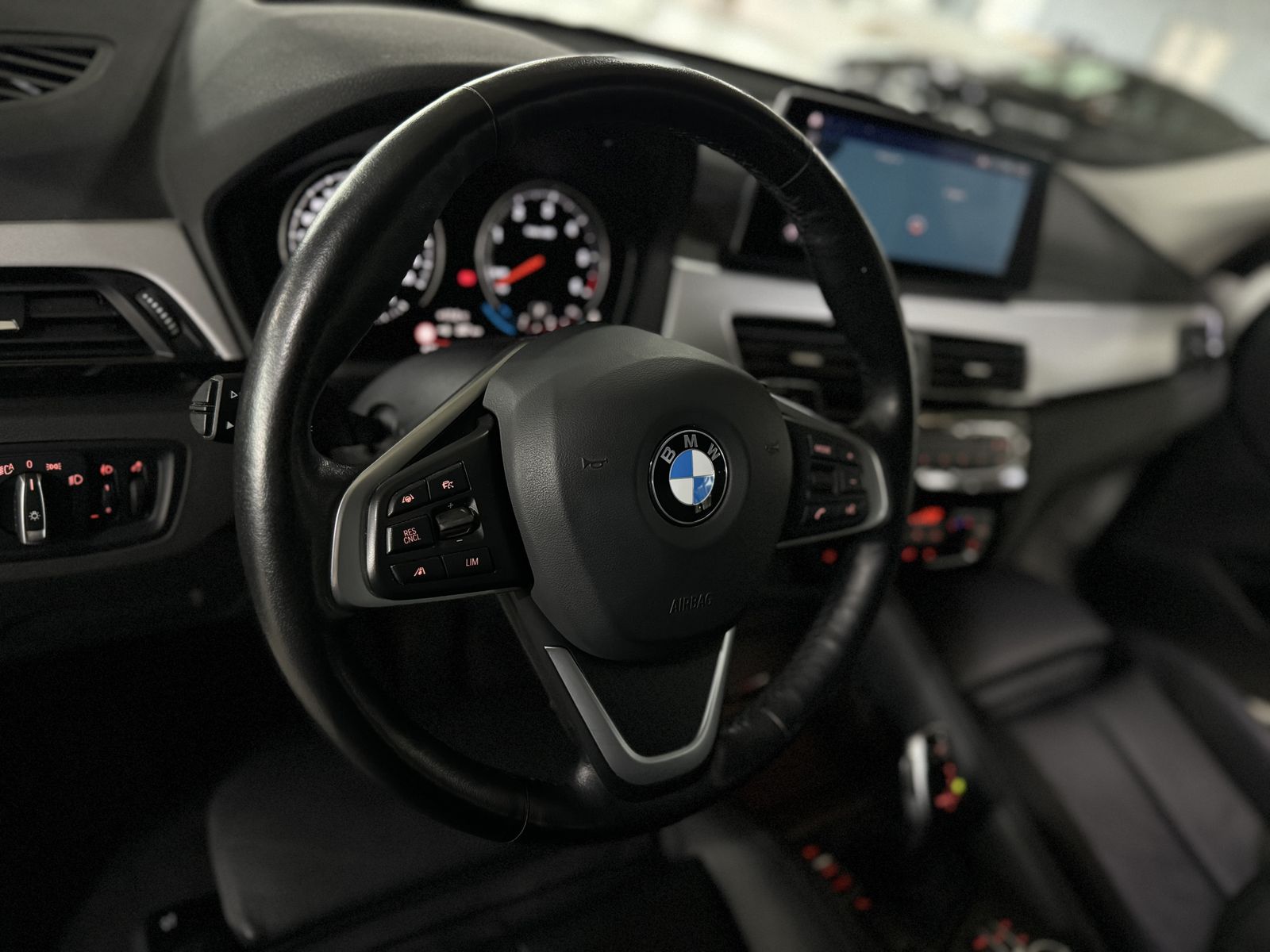 Fahrzeugabbildung BMW X1 sD18d Kamera HUD DAB HiFi Navi+ Leder Sport