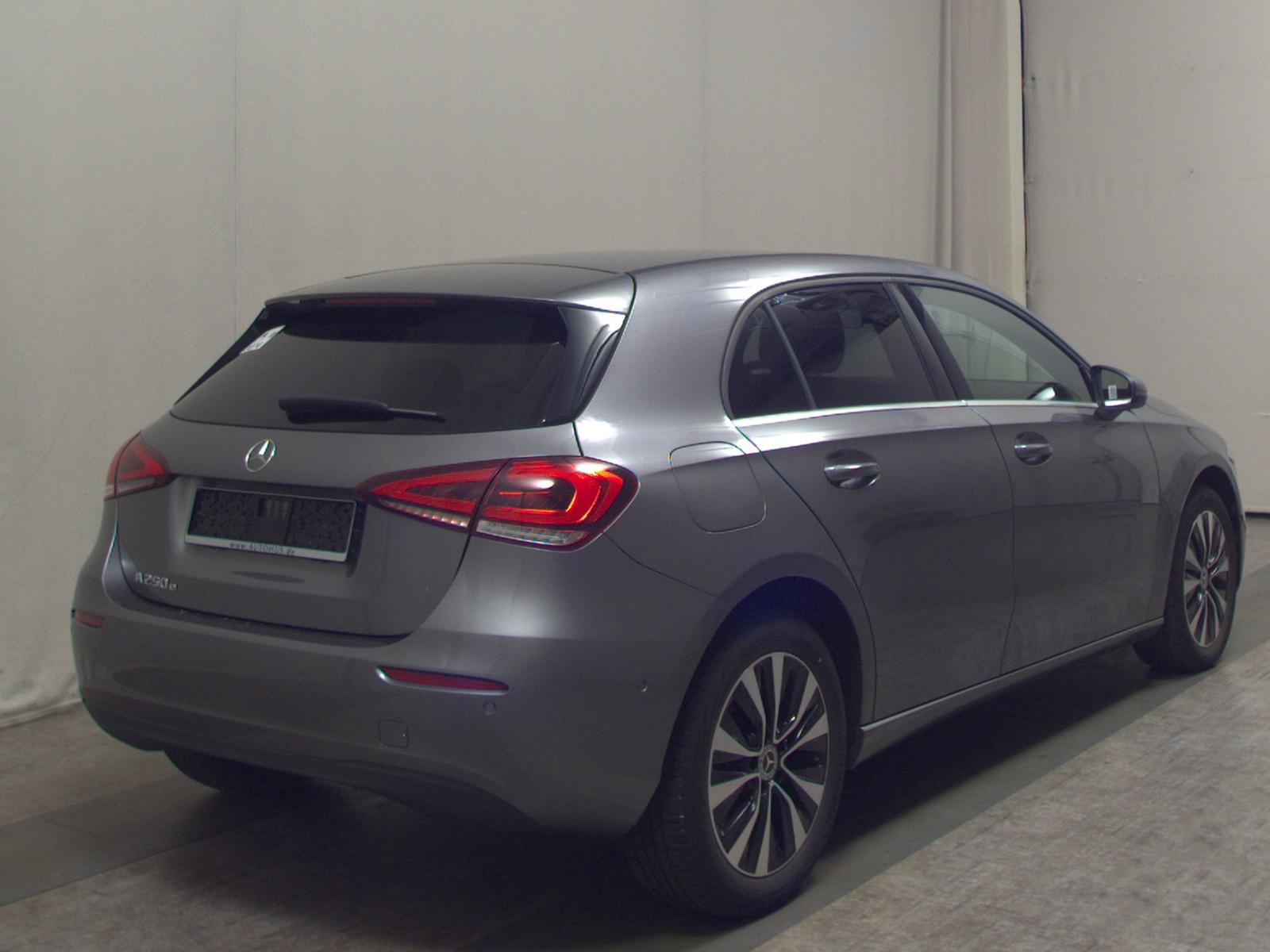 Mercedes-Benz A 250 e Navi LED Rückfahrkamera MBUX+ SHZ