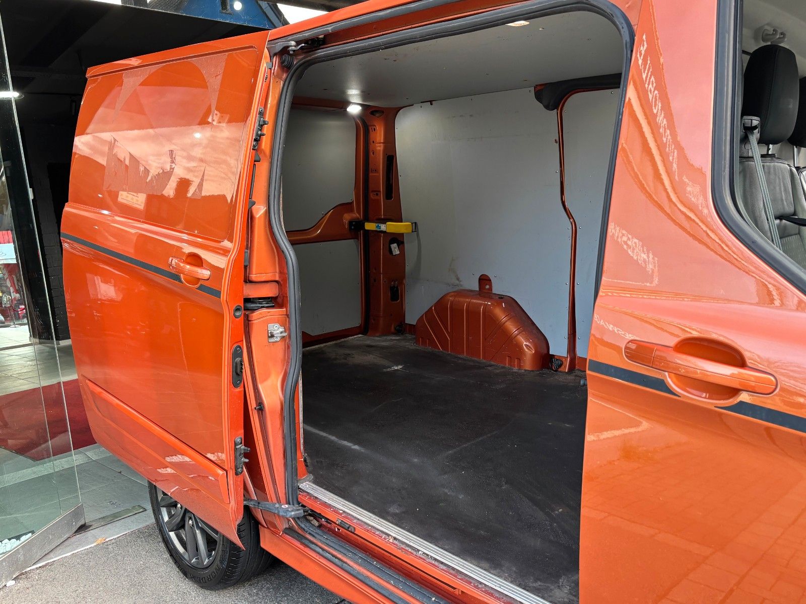 Fahrzeugabbildung Ford Transit Custom Kasten 290 L1 Sport*LED*Standheiz
