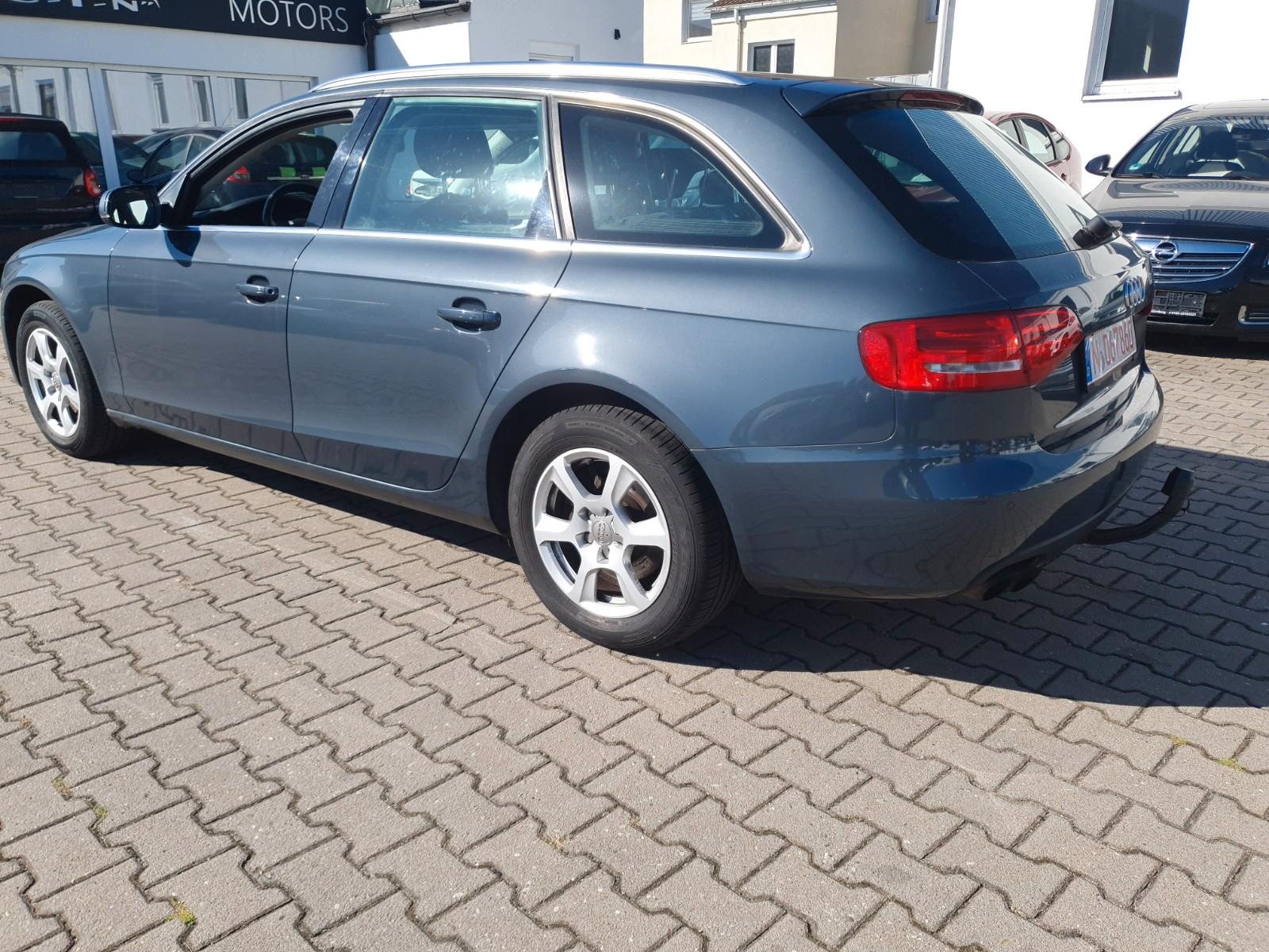Audi A4 2010 — салон