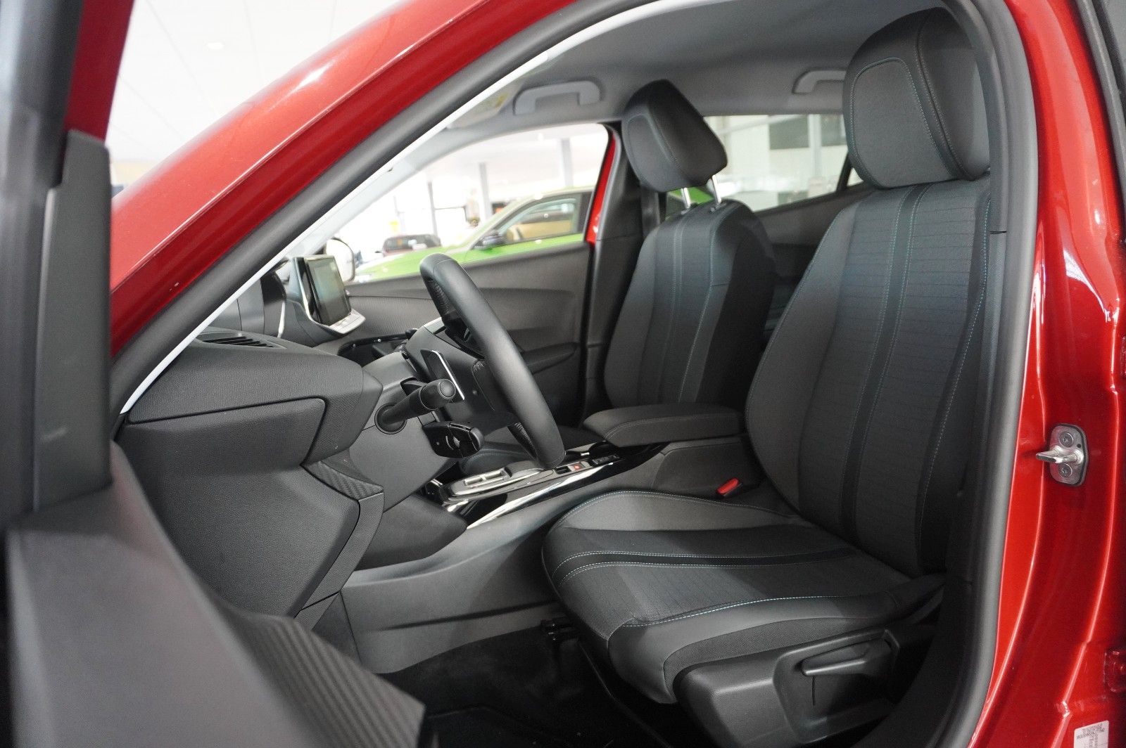 Fahrzeugabbildung Peugeot 2008 1.2T ALLURE AT NAVI/LED/KAMERA/SHZ/VIRT.