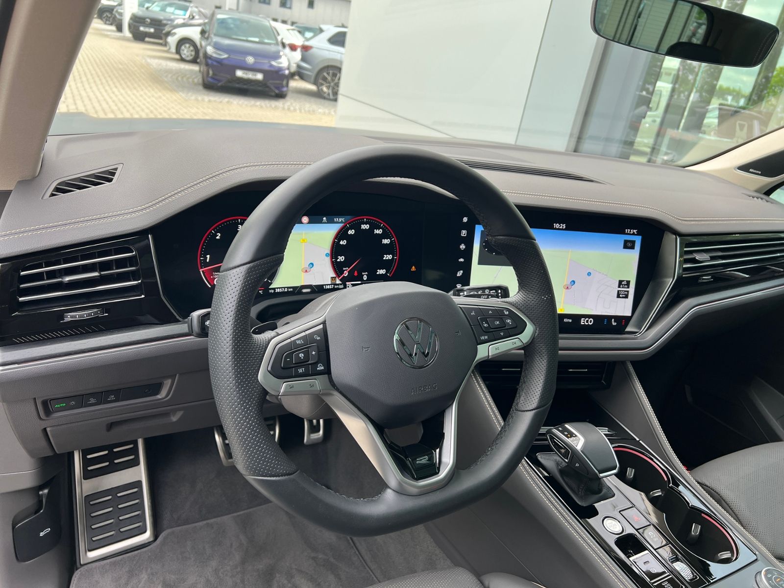 Fahrzeugabbildung Volkswagen Touareg R-Line 3.0 TDI 4MOTION *AHK, BlackStyle,