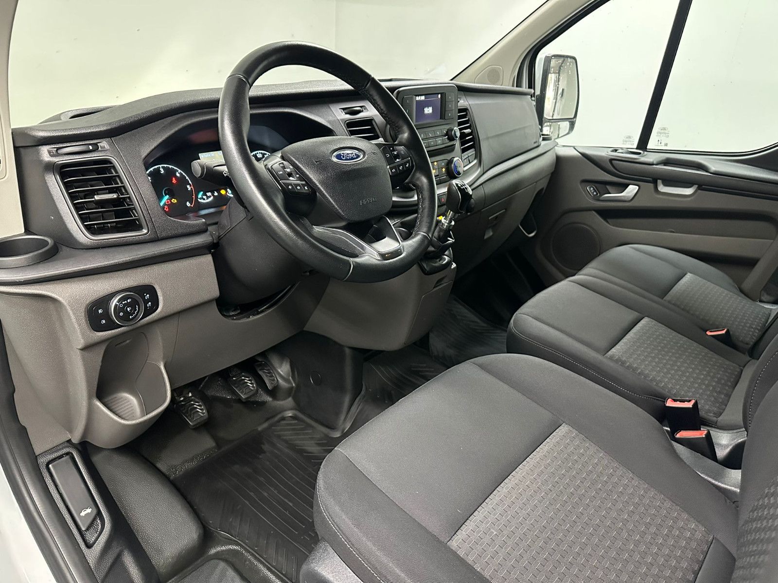 Fahrzeugabbildung Ford Transit Custom 320 L1H1 9-SITZE*2xKLIMA*TEMPO*ZH
