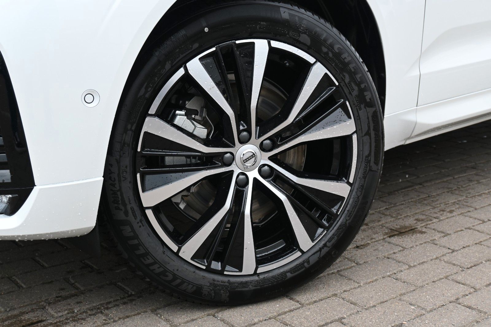 Fahrzeugabbildung Volvo XC60 B4 D Autom. Plus Dark*STDHZG*360°*H&K*ACC