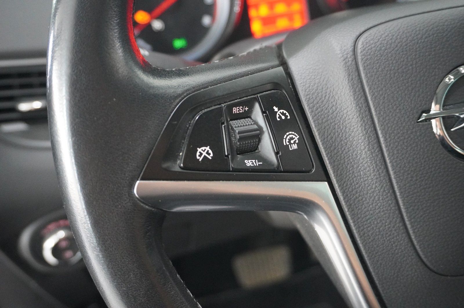 Fahrzeugabbildung Opel Zafira Tourer 1.4T INNOV. 7-SITZER NAVI/KAMERA