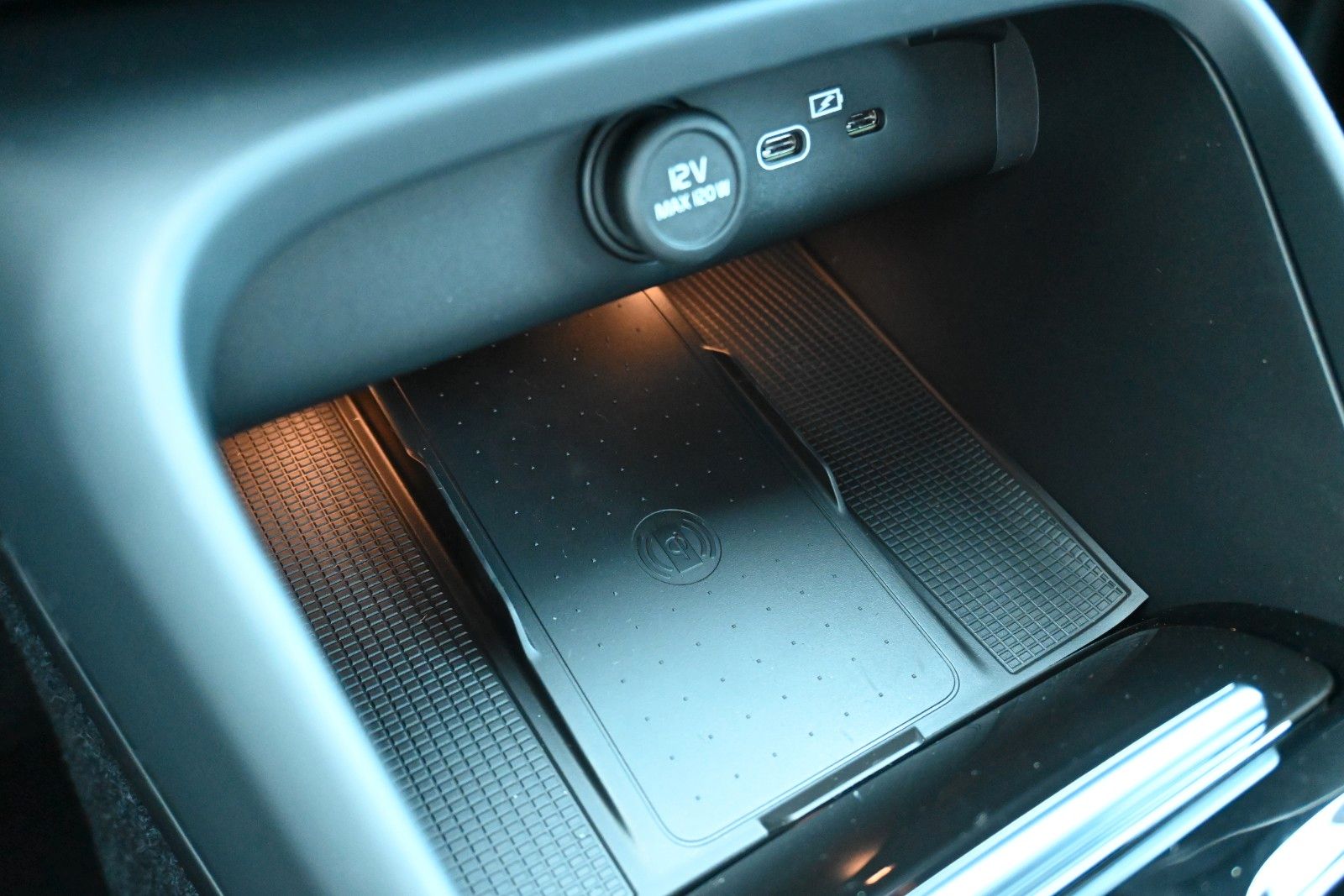 Fahrzeugabbildung Volvo XC40 B4 DKG Ultra Dark*PANO*FSHZG*360°*ACC*AHK