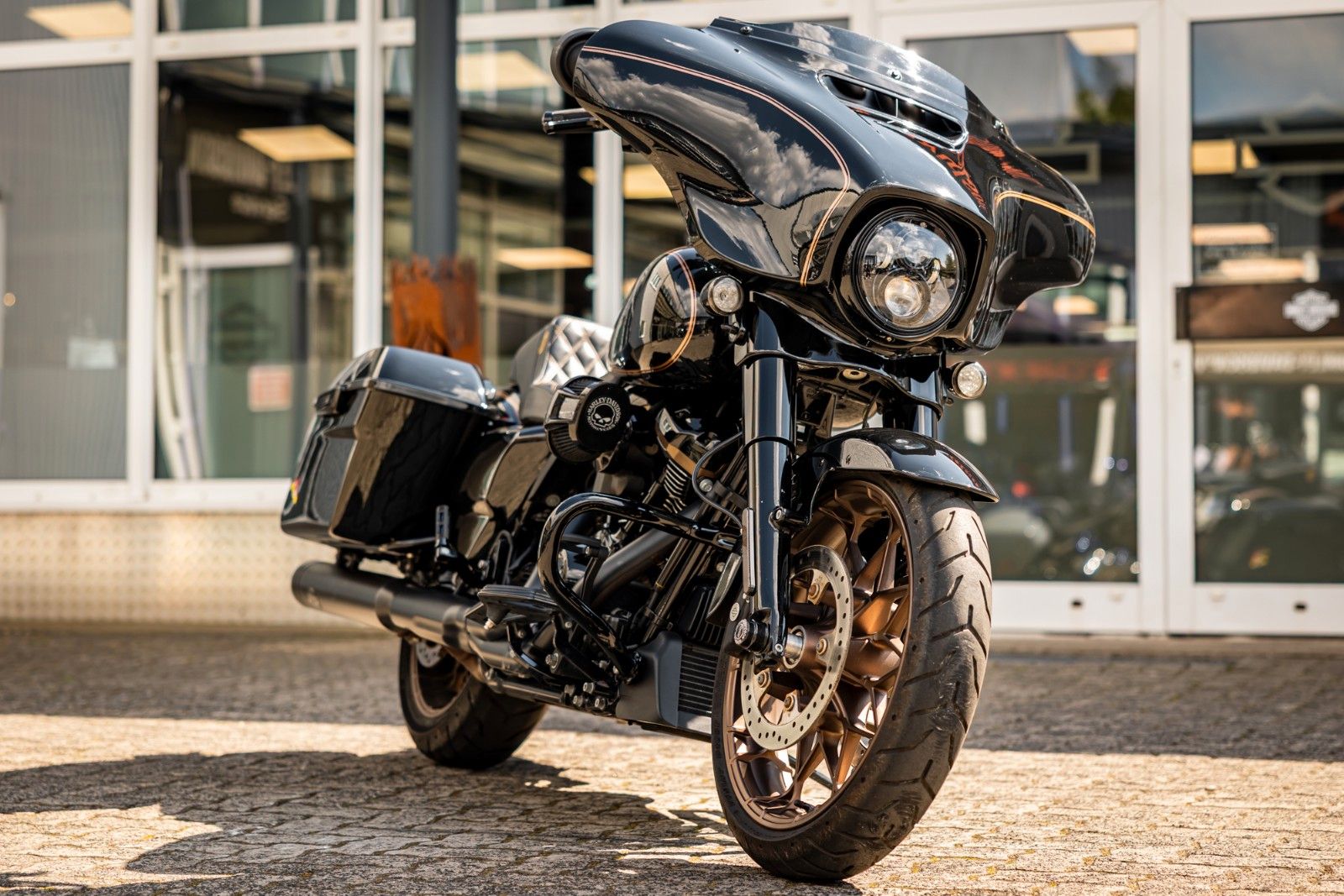 Fahrzeugabbildung Harley-Davidson FLHXST STREET GLIDE ST 117-JEKILL & HYDE- Öhlins