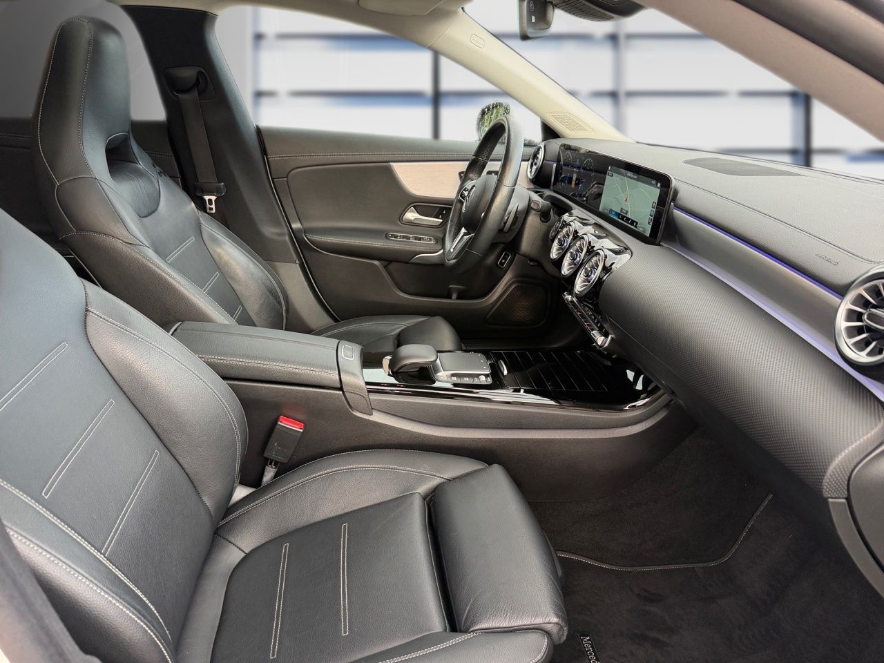 Fahrzeugabbildung Mercedes-Benz CLA 180 SB AHK+MULTIB+STNDHZ+PANO+AMBIENTE+KAMER