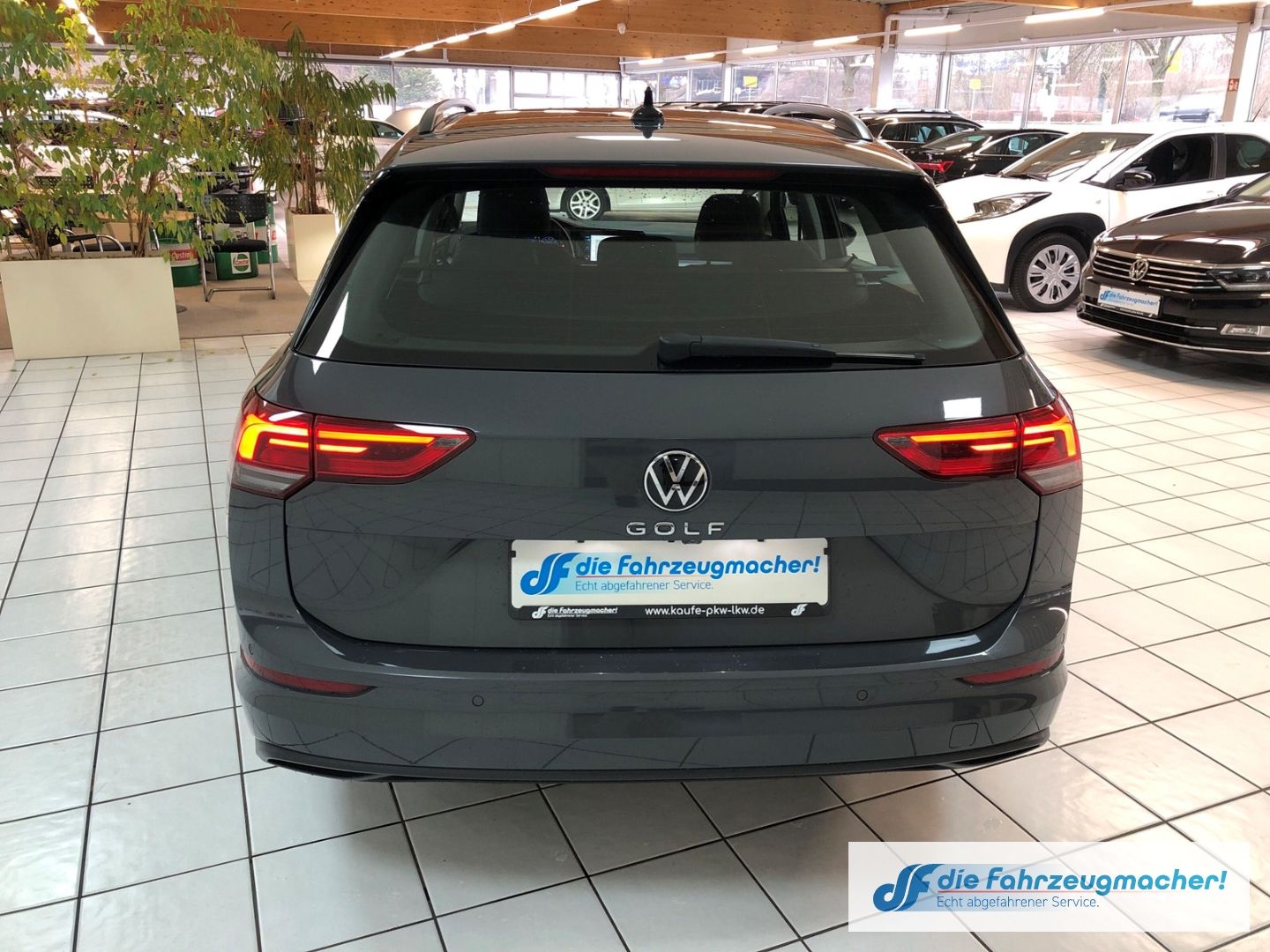 Fahrzeugabbildung Volkswagen Golf VIII Variant Life 1.0 TSI EU6d Navi digital