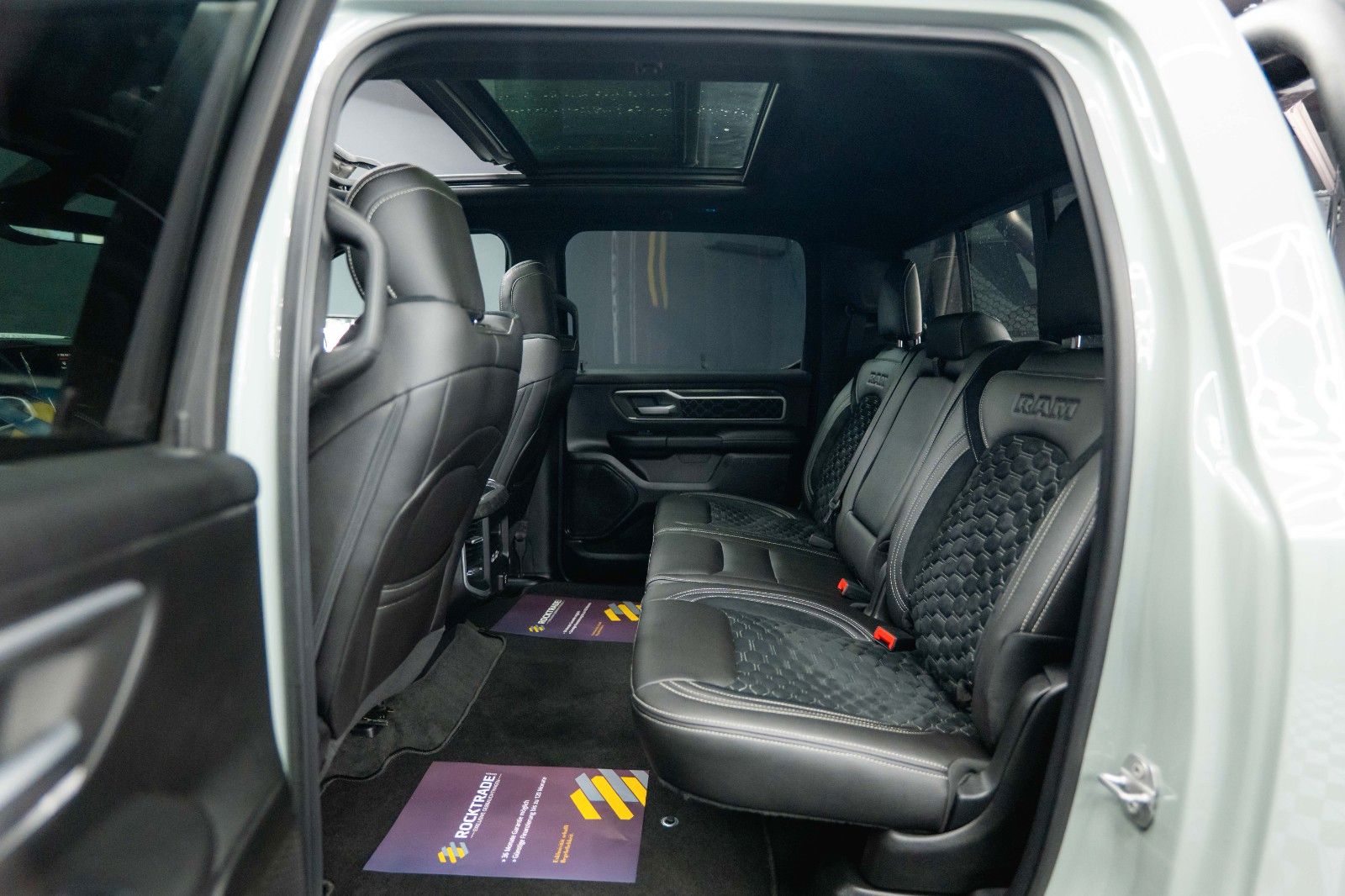 Fahrzeugabbildung Dodge RAM 5.7 V8 HEMI 4x4 OFFROAD Night-Edition *Pano*