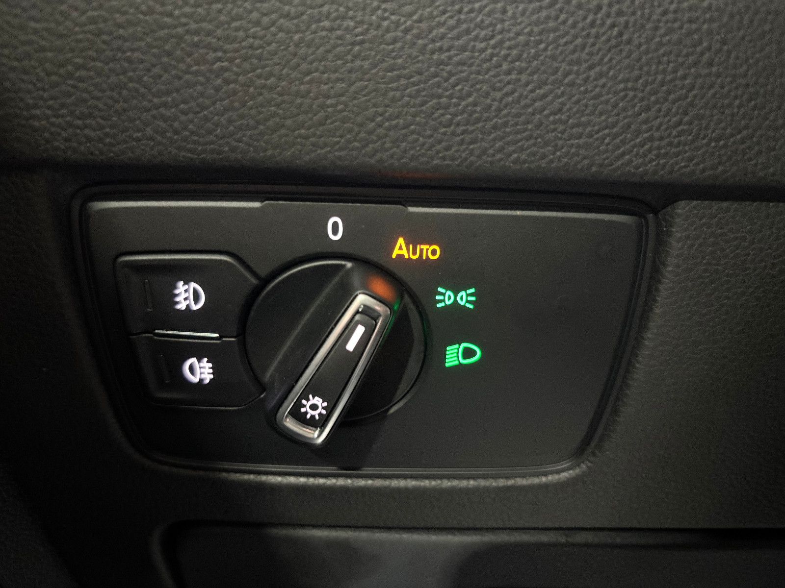 Fahrzeugabbildung Volkswagen Passat Variant Highline BMT/KAMERA/NAVI/SHZ/ACC/