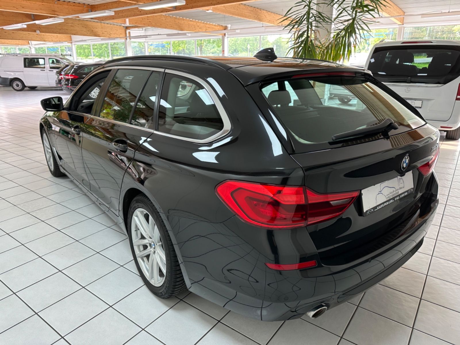 Fahrzeugabbildung BMW 520 d Touring *Leder, AHK*