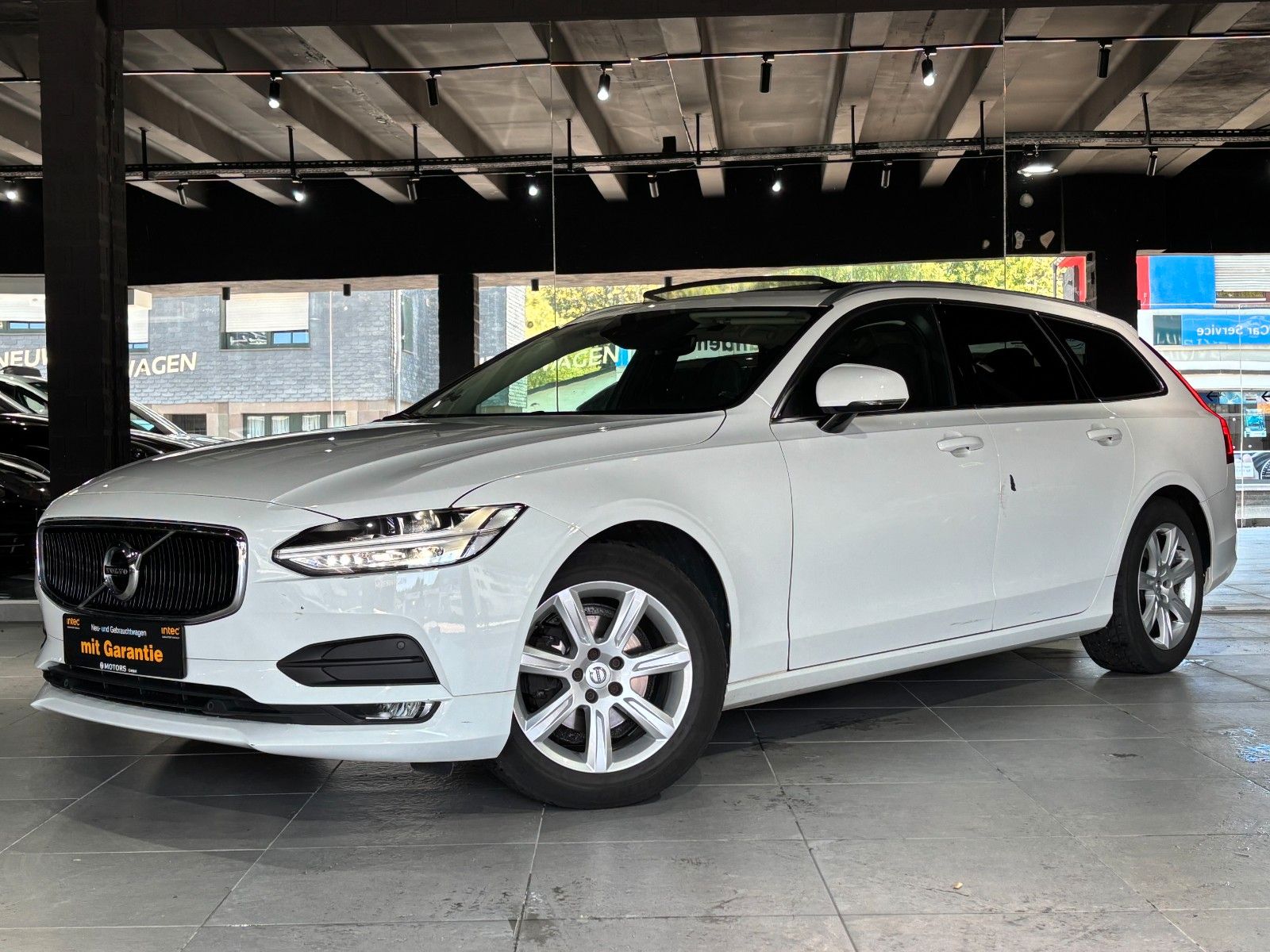 Fahrzeugabbildung Volvo V90 Momentum /KAMERA/PANO/AHK/SHZ/ACC++/LED