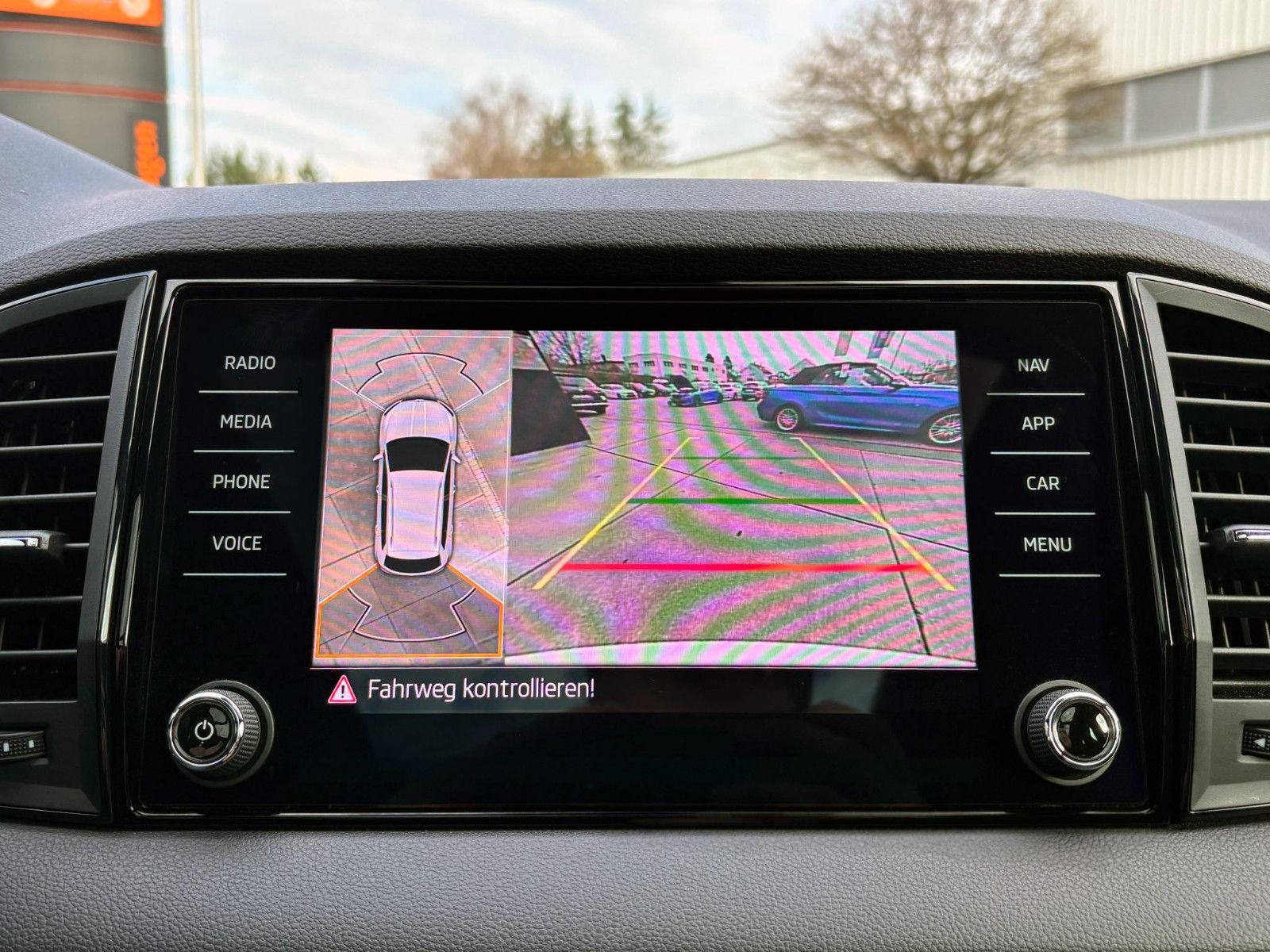 Fahrzeugabbildung SKODA Karoq 1.5TSI DSG SPORTLINE ACC 360° PANO AHK LED